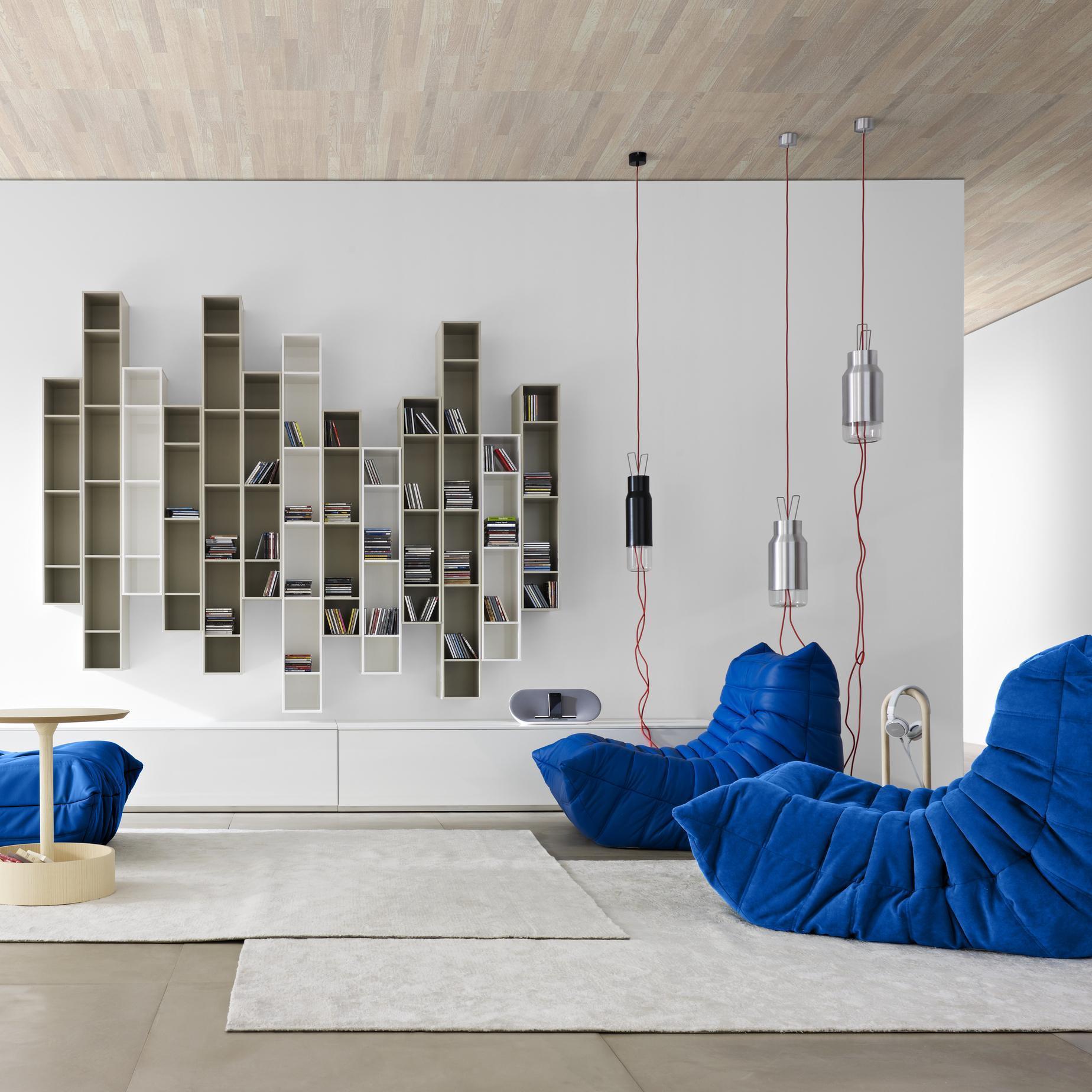 Choisissez le siège idéal pour vous détendre - Installez-vous dans le luxe et le confort avec la paire de fauteuils Togo Fireside Chairs de Ligne Roset. Cet ensemble de chaises haut de gamme est fabriqué avec de la mousse haute résilience et des