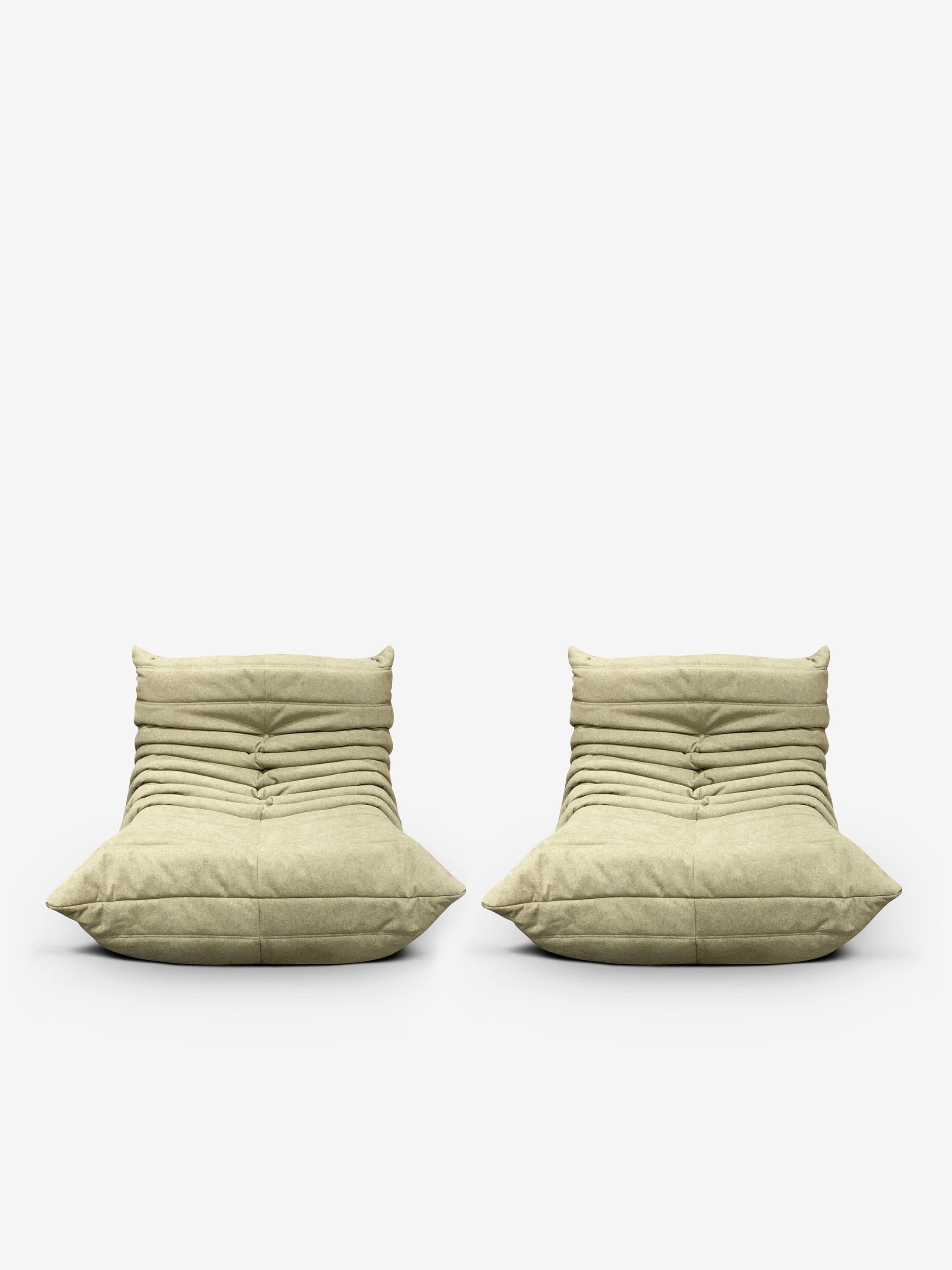 Paire de chaises de cheminée Togo par Ligne Roset Neuf - En vente à Sag Harbor, NY