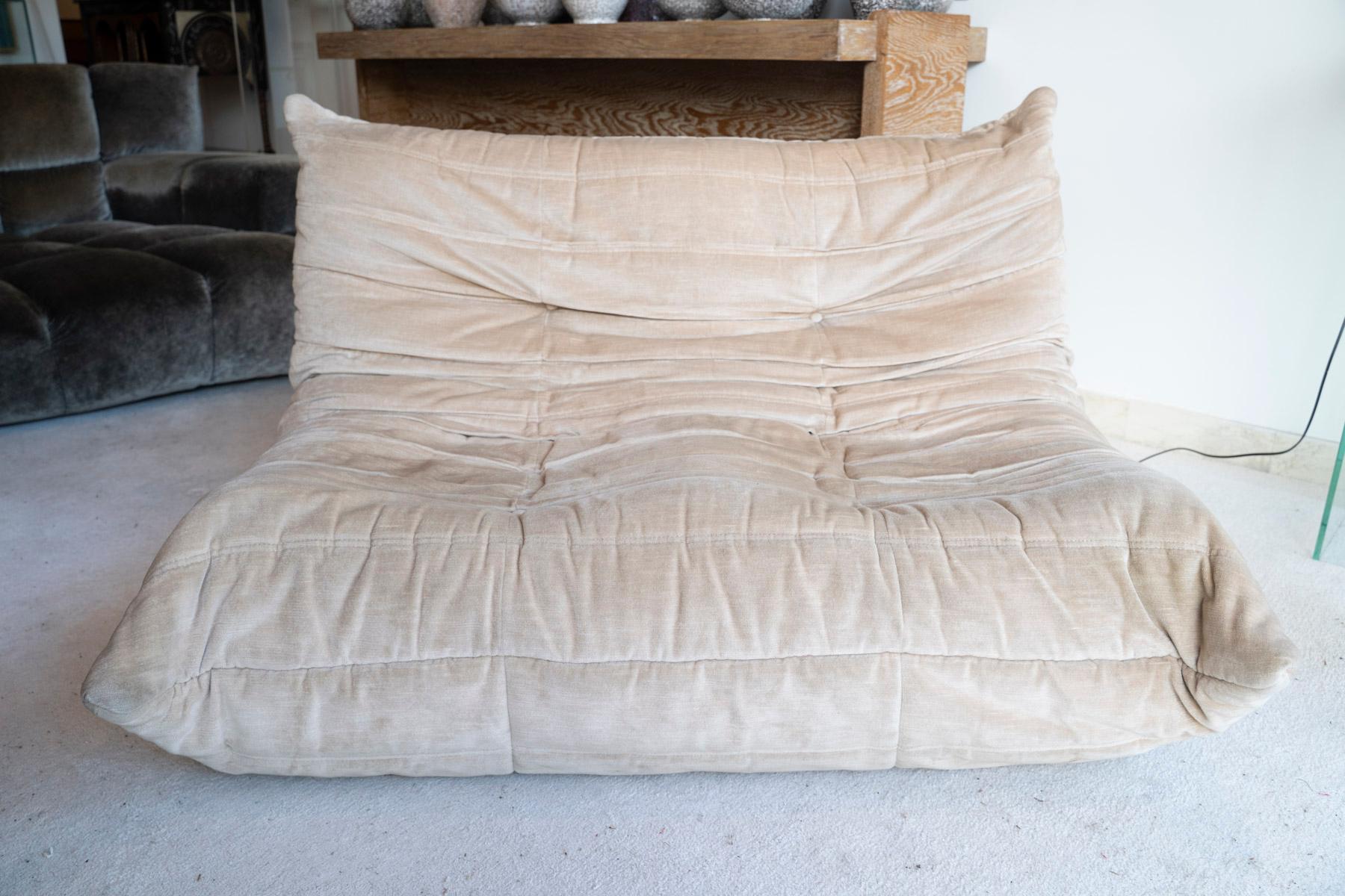 Coppia di divani a due posti Togo di Michel Ducaroy per Ligne Roset, 
Progettato e realizzato nel 1973

Il divano a due posti Togo, disegnato da Michel Ducaroy per Ligne Roset nel 1973, è un mobile iconico che rappresenta le tendenze innovative del