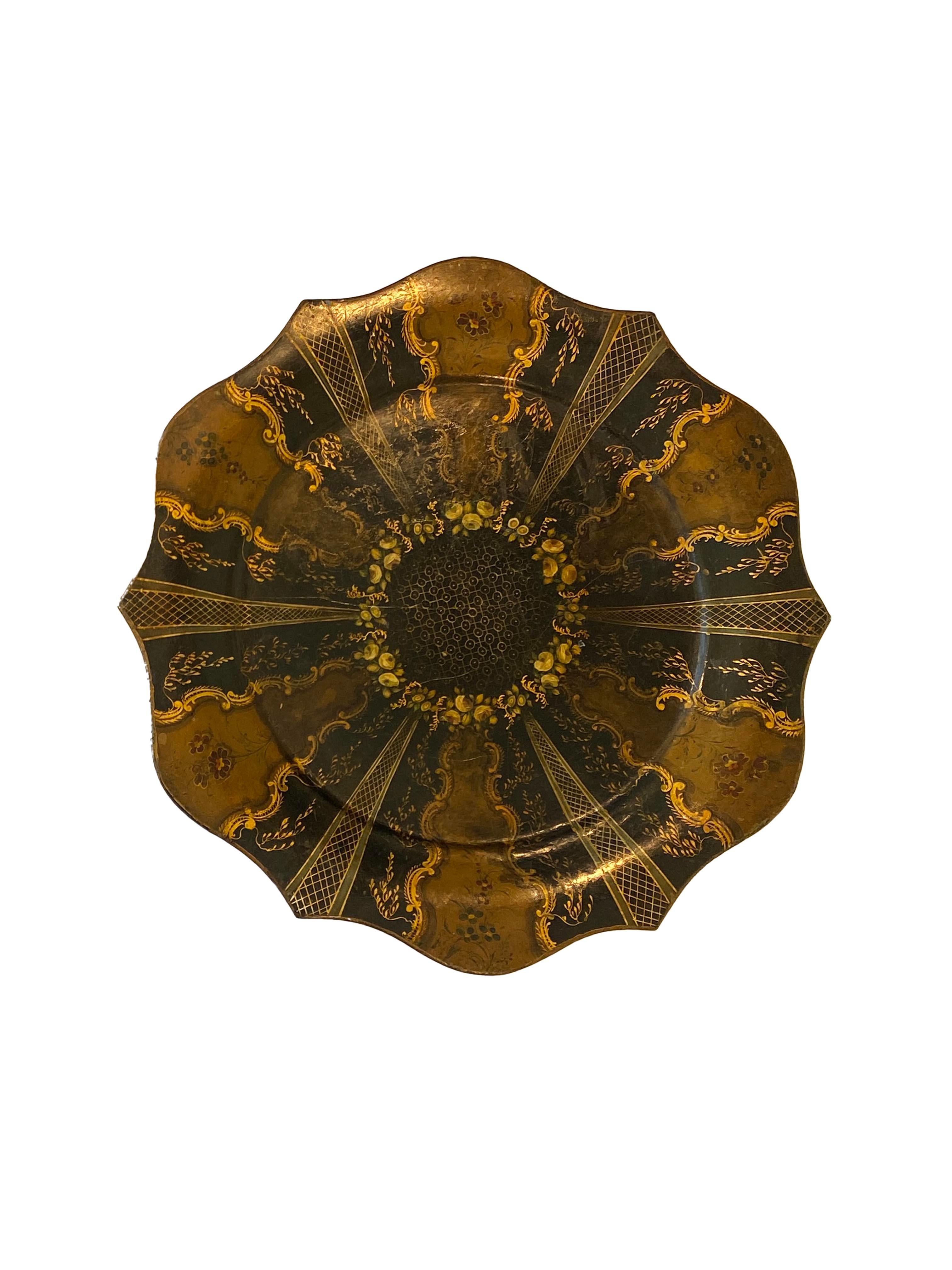 Un exquisito par de platos Tole, testimonio de artesanía y elegancia. Pintados a mano con meticuloso cuidado, cada plato tiene un carácter distinto, con bellos tonos marrones, dorados y negros que añaden profundidad y sofisticación a cualquier mesa.