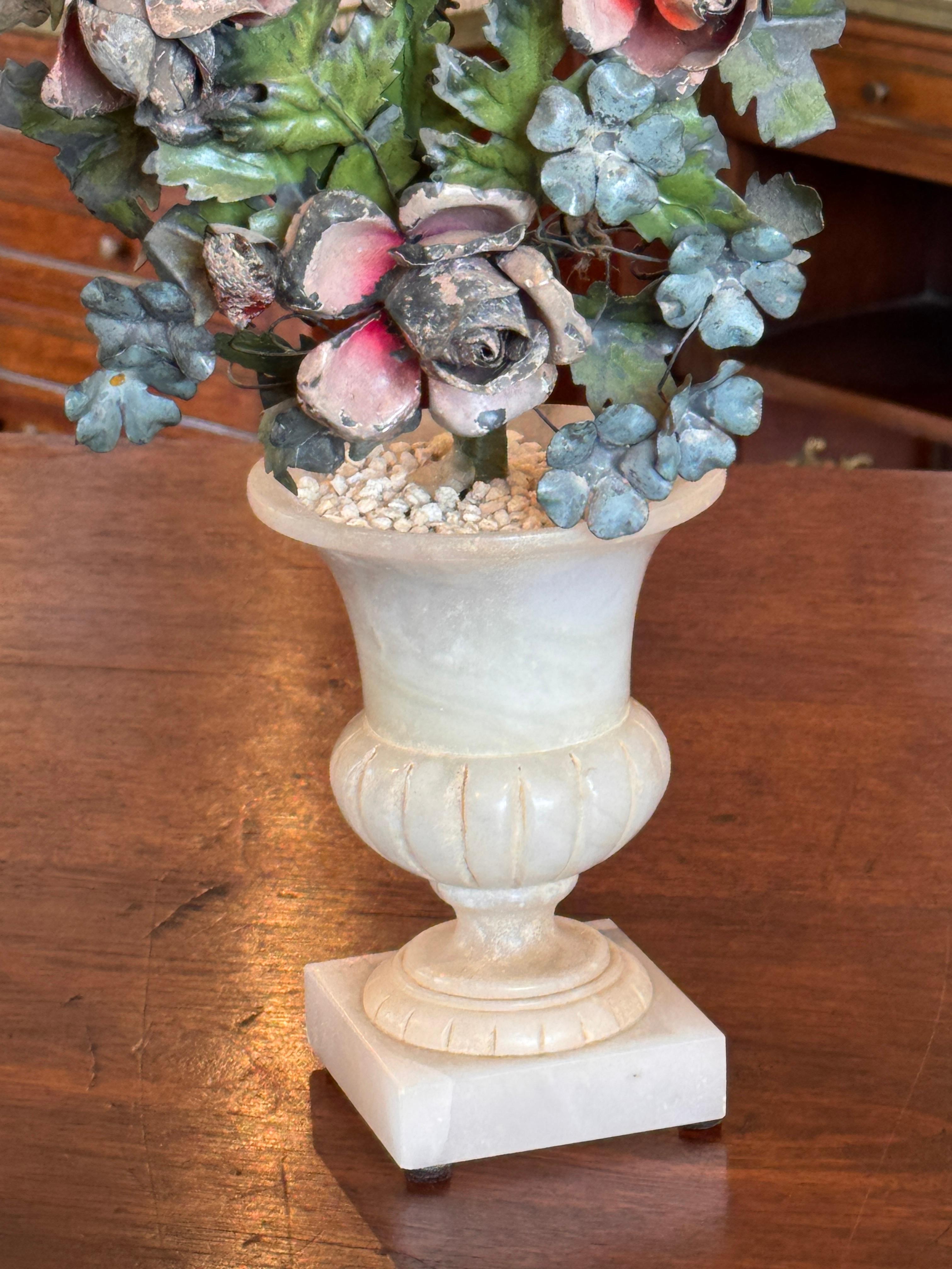 Coppia di fiori di talpa in urne di alabastro In condizioni buone in vendita a Charlottesville, VA