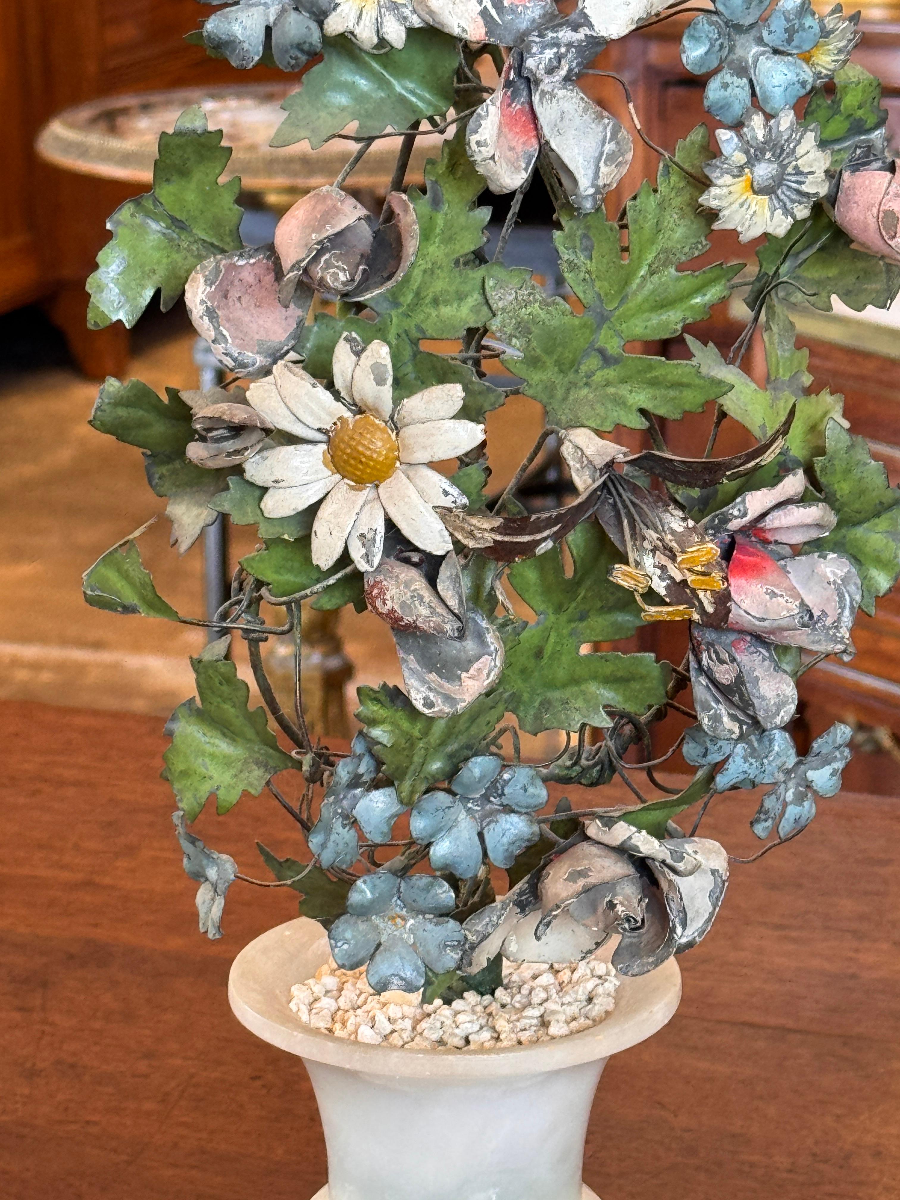 Inizio XX secolo Coppia di fiori di talpa in urne di alabastro in vendita