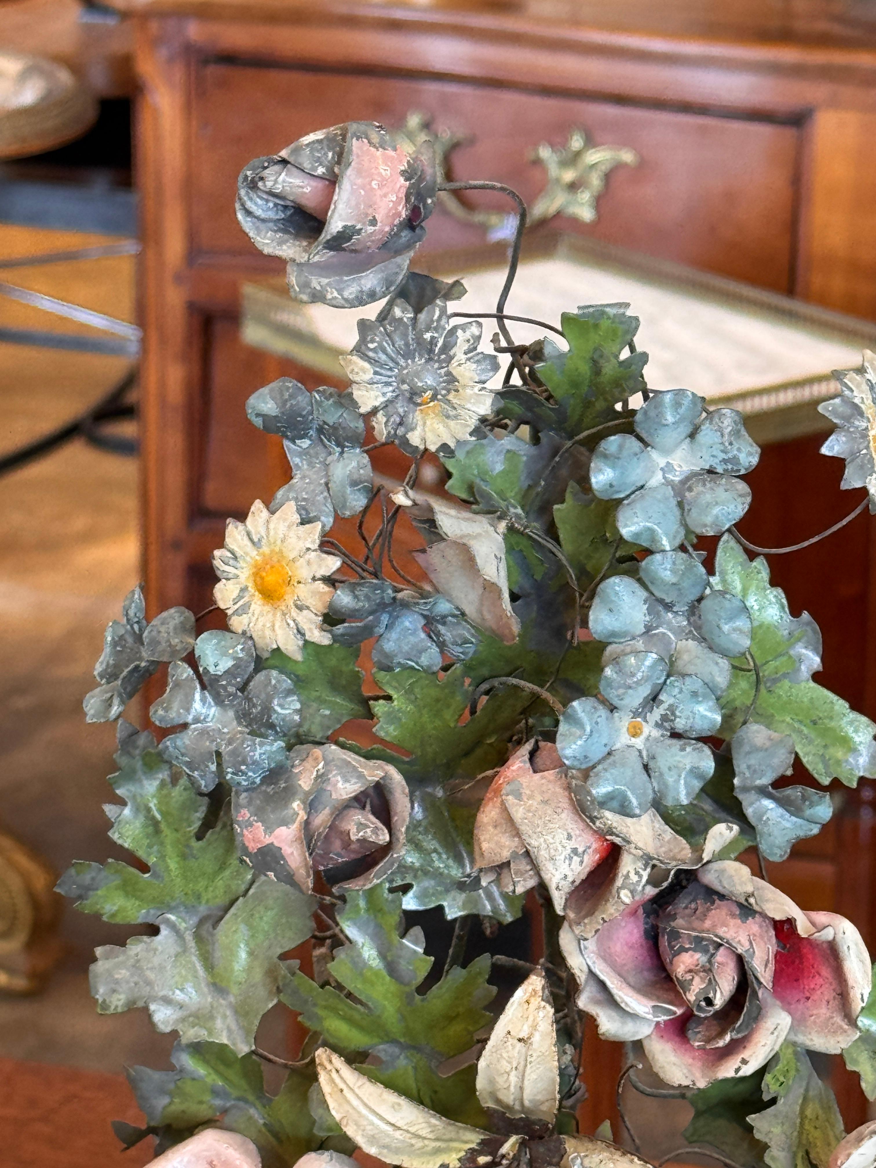 Coppia di fiori di talpa in urne di alabastro in vendita 1