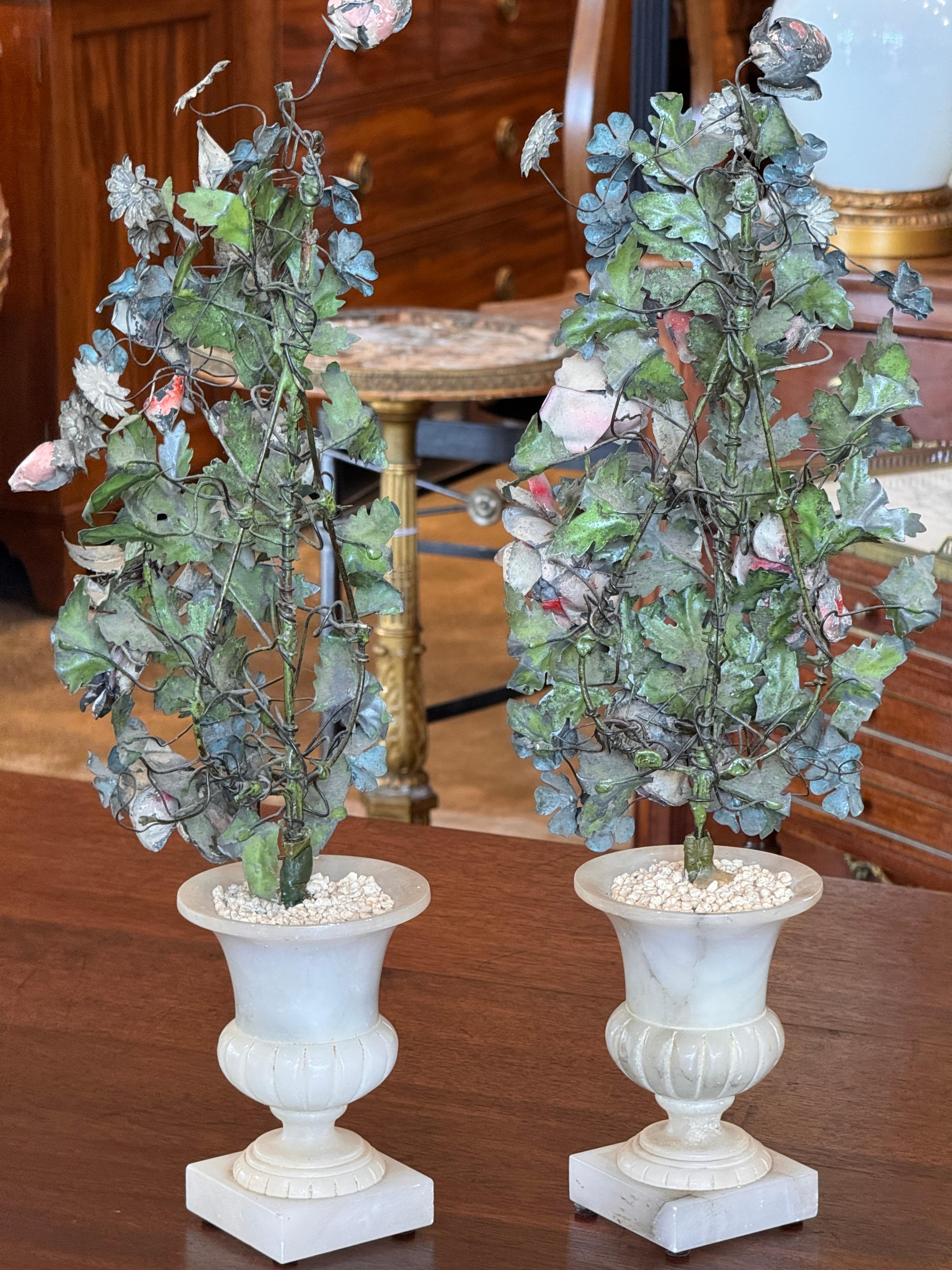 Coppia di fiori di talpa in urne di alabastro in vendita 3