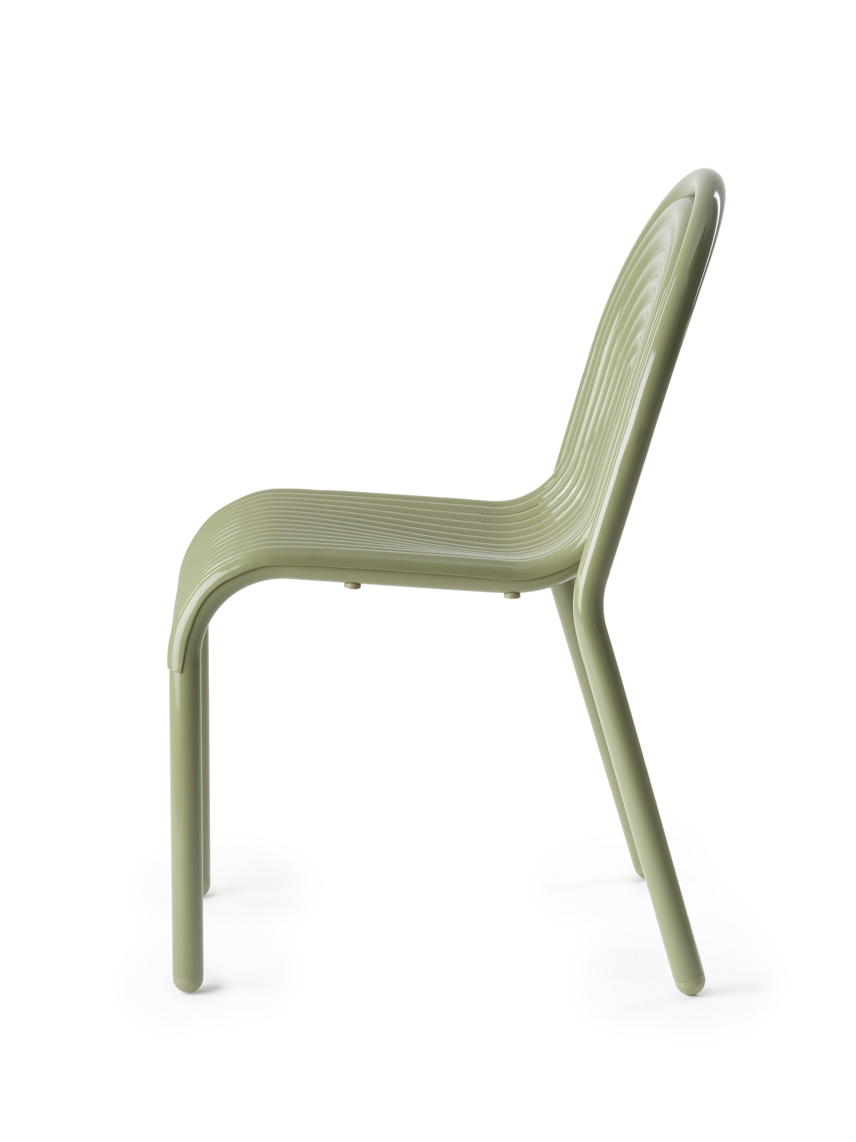 Pair of Tom Dixon 'Groove' Aluminum Outdoor Dining Chairs in Putty For Sale 5