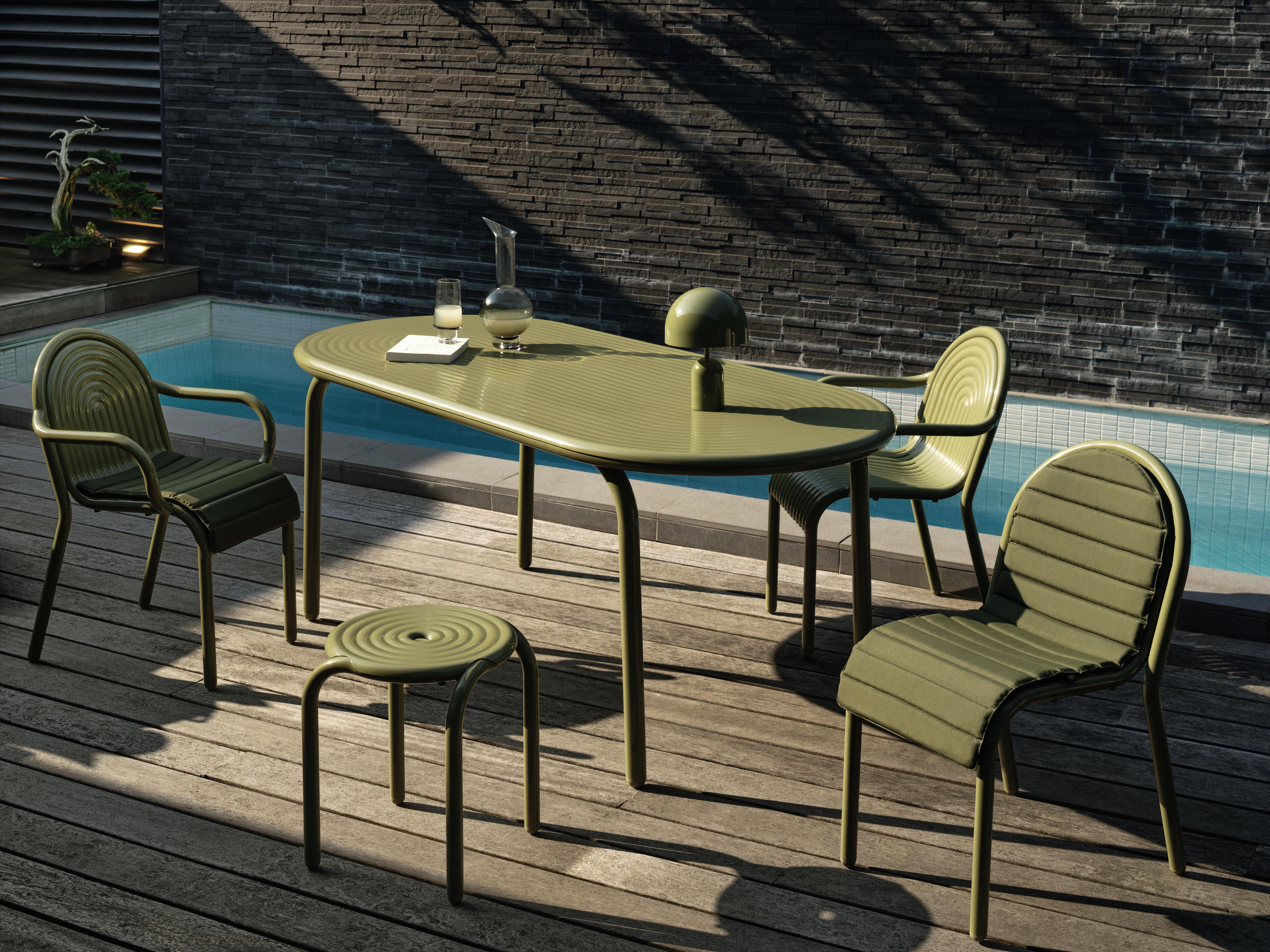 Pair of Tom Dixon 'Groove' Aluminum Outdoor Dining Chairs in Putty For Sale 12