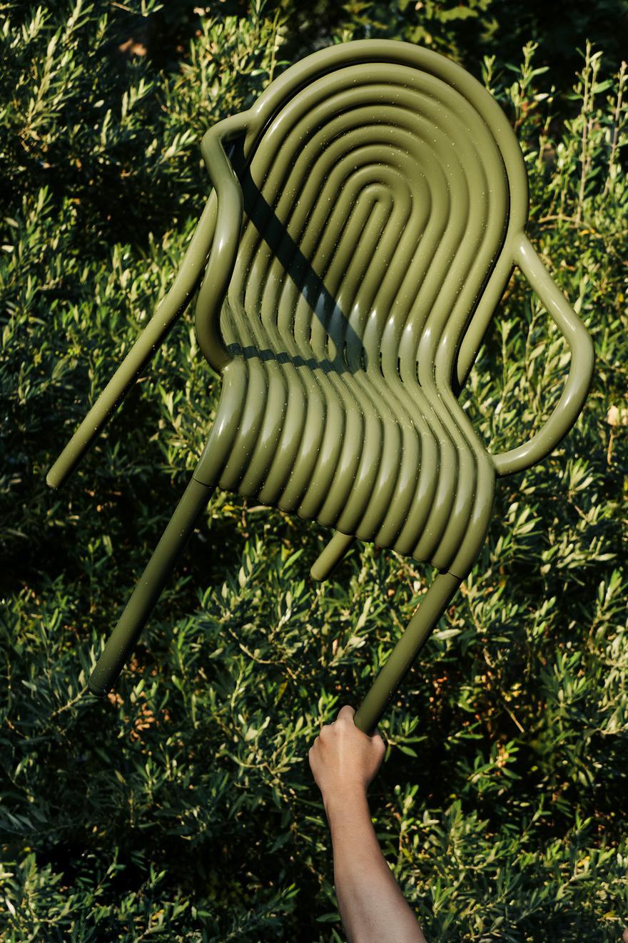 Pair of Tom Dixon 'Groove' Aluminum Outdoor Dining Chairs in Putty For Sale 13