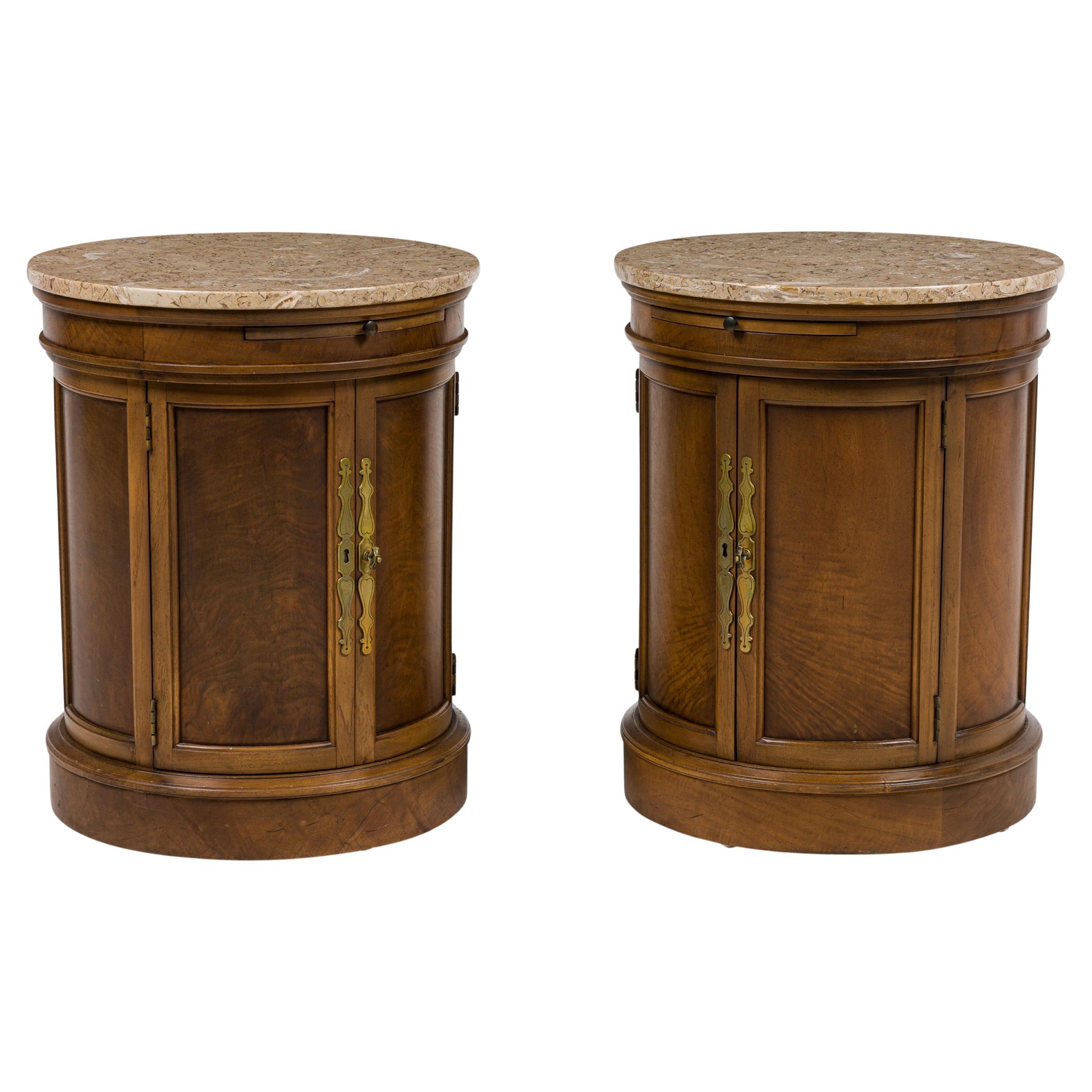 Ein Paar Tomlinson American Mid-Century Round Marble Top Side Tables / Commodes im Angebot