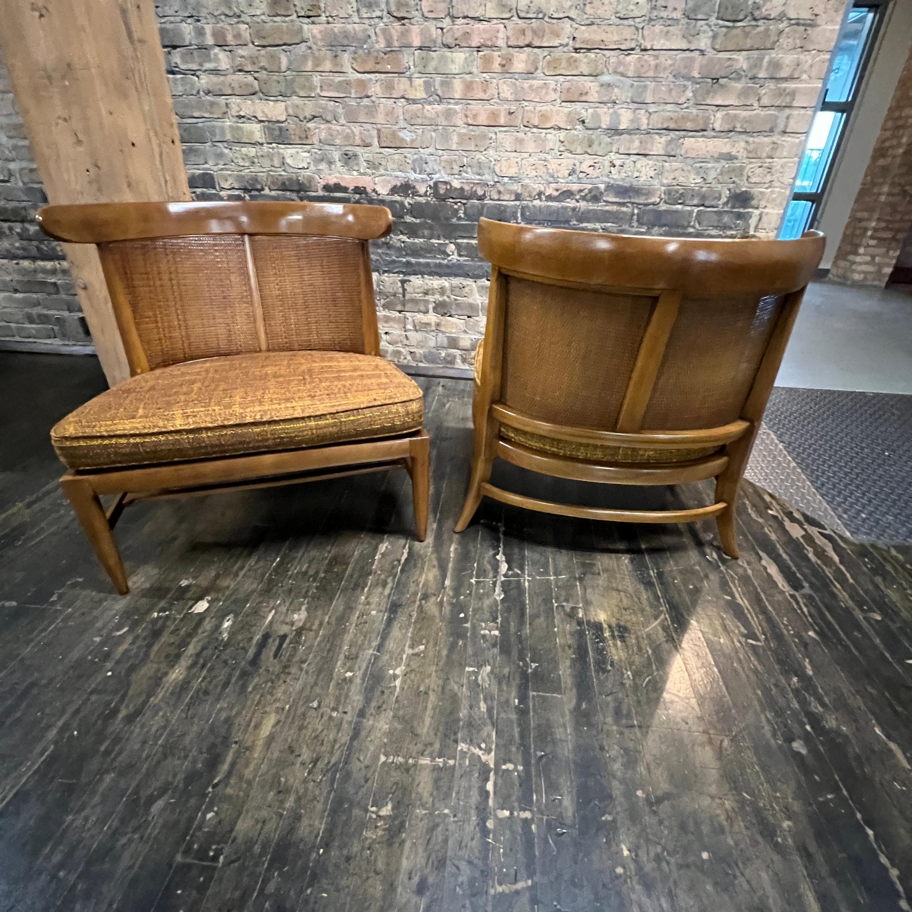 Ein schönes und seltenes Set von Tomlinson Pantoffelstühlen aus der Sophisticates-Linie um 1950.  Der Stuhl Modell 650 wurde von John Lubberts & Lambert Mulder entworfen.

Diese Stühle haben ein Gestell aus Nussbaumholz, ein Bullauge, eine