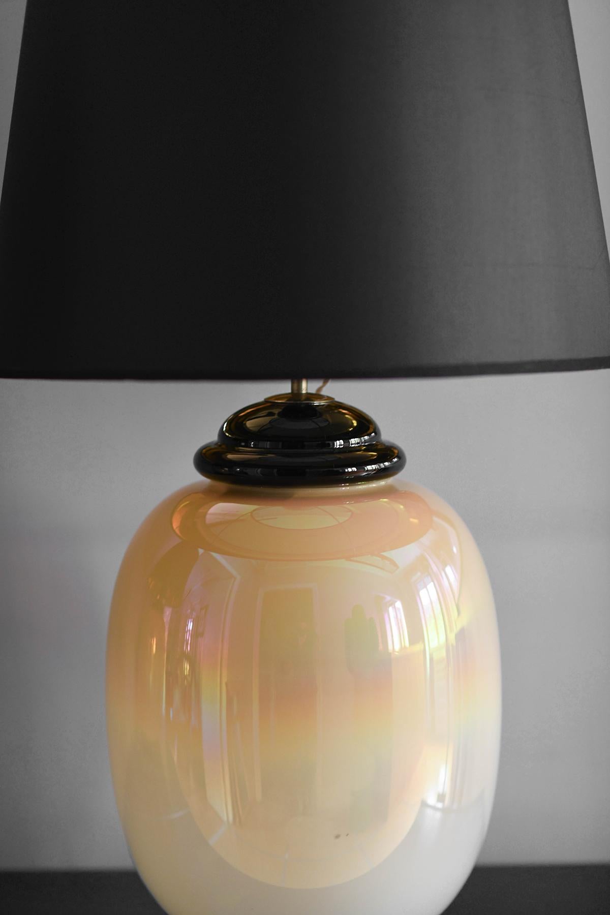 Pair of Tommaso Barbi lamps in opaline Murano glass, Italy 1980 In Good Condition For Sale In Roma, RM