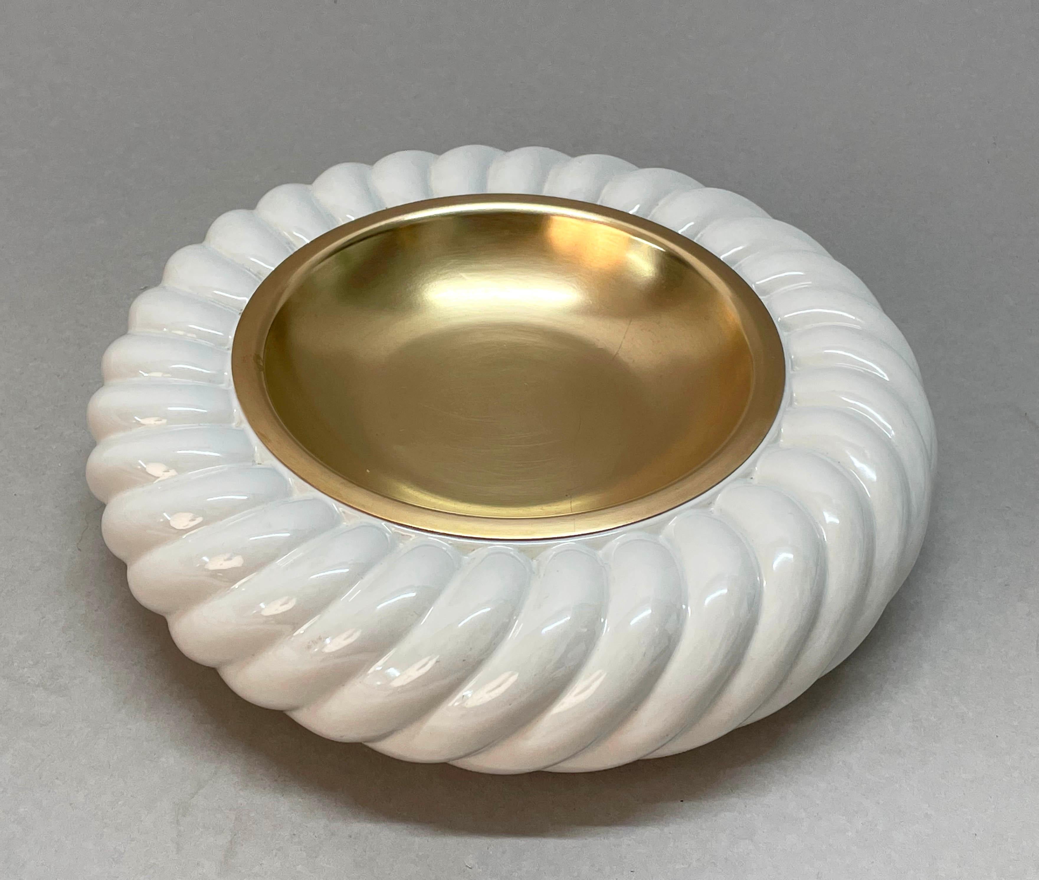 Pair of Tommaso Barbi Midcentury White Ceramic and Brass Italian Ashtrays, 1960s 6