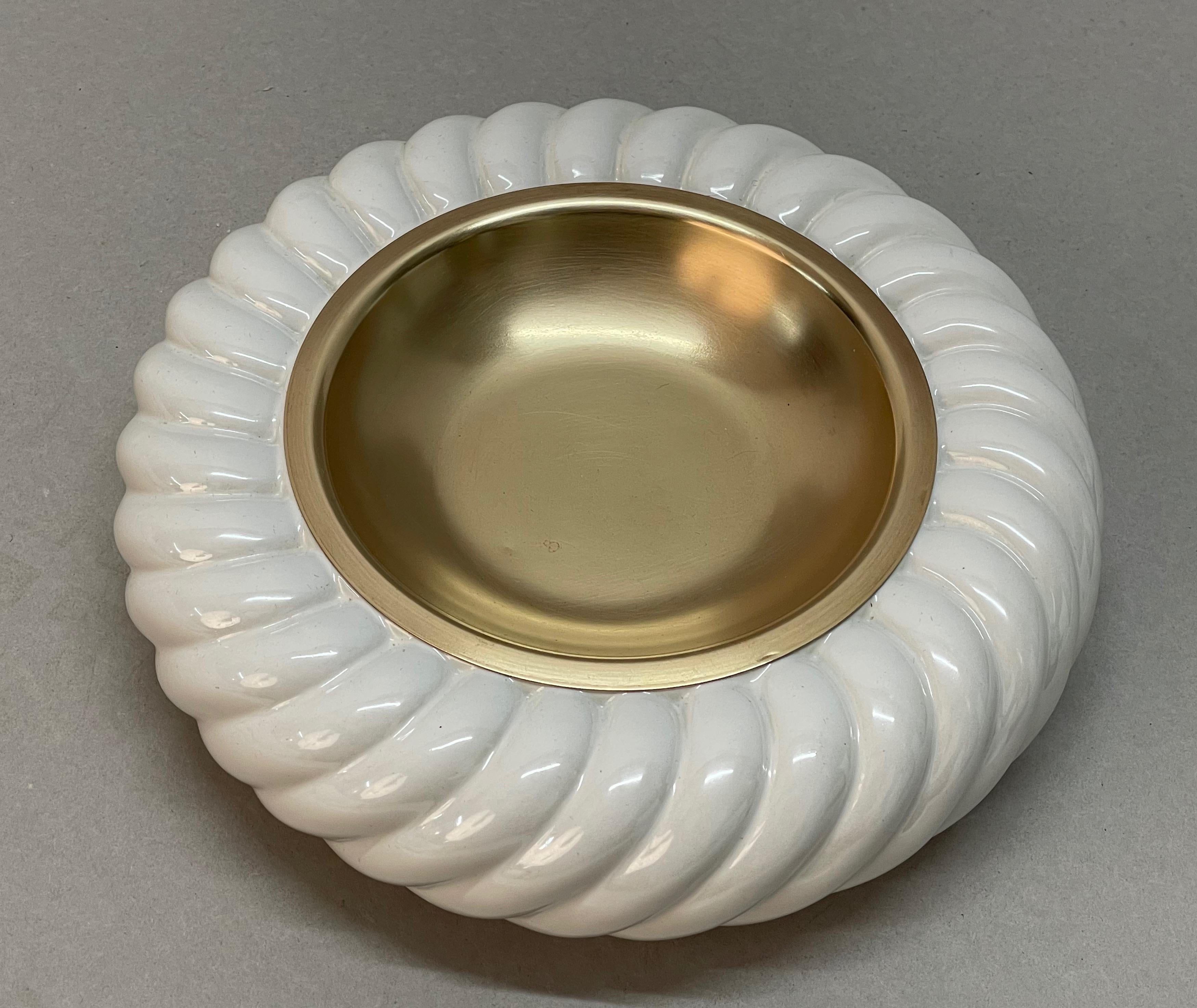 Pair of Tommaso Barbi Midcentury White Ceramic and Brass Italian Ashtrays, 1960s In Good Condition In Roma, IT