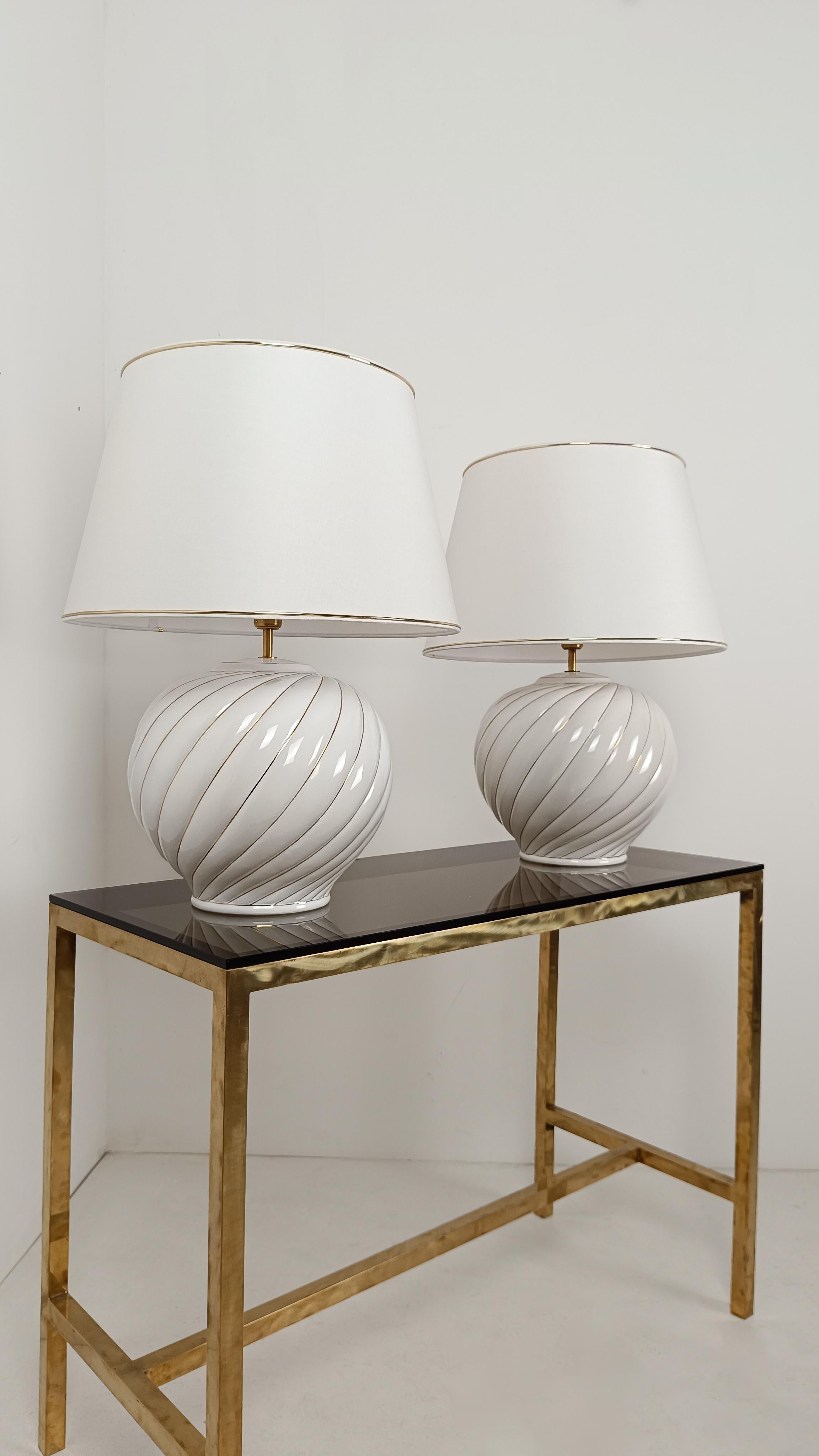 Pair of Tommaso Barbi's Table Lamps in white and gold glazed ribbed ceramic, 70s en vente 3