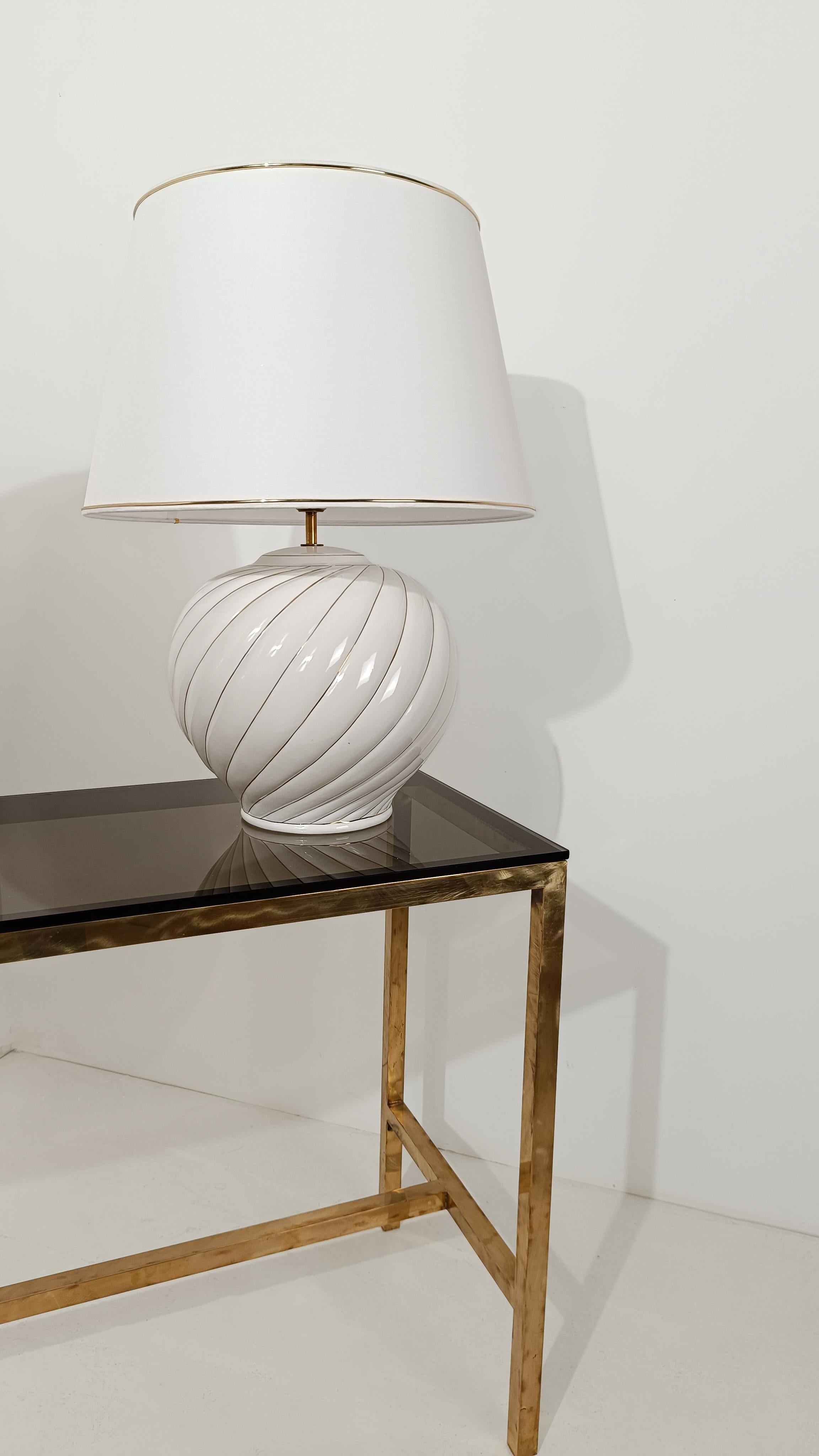 Pair of Tommaso Barbi's Table Lamps in white and gold glazed ribbed ceramic, 70s en vente 4