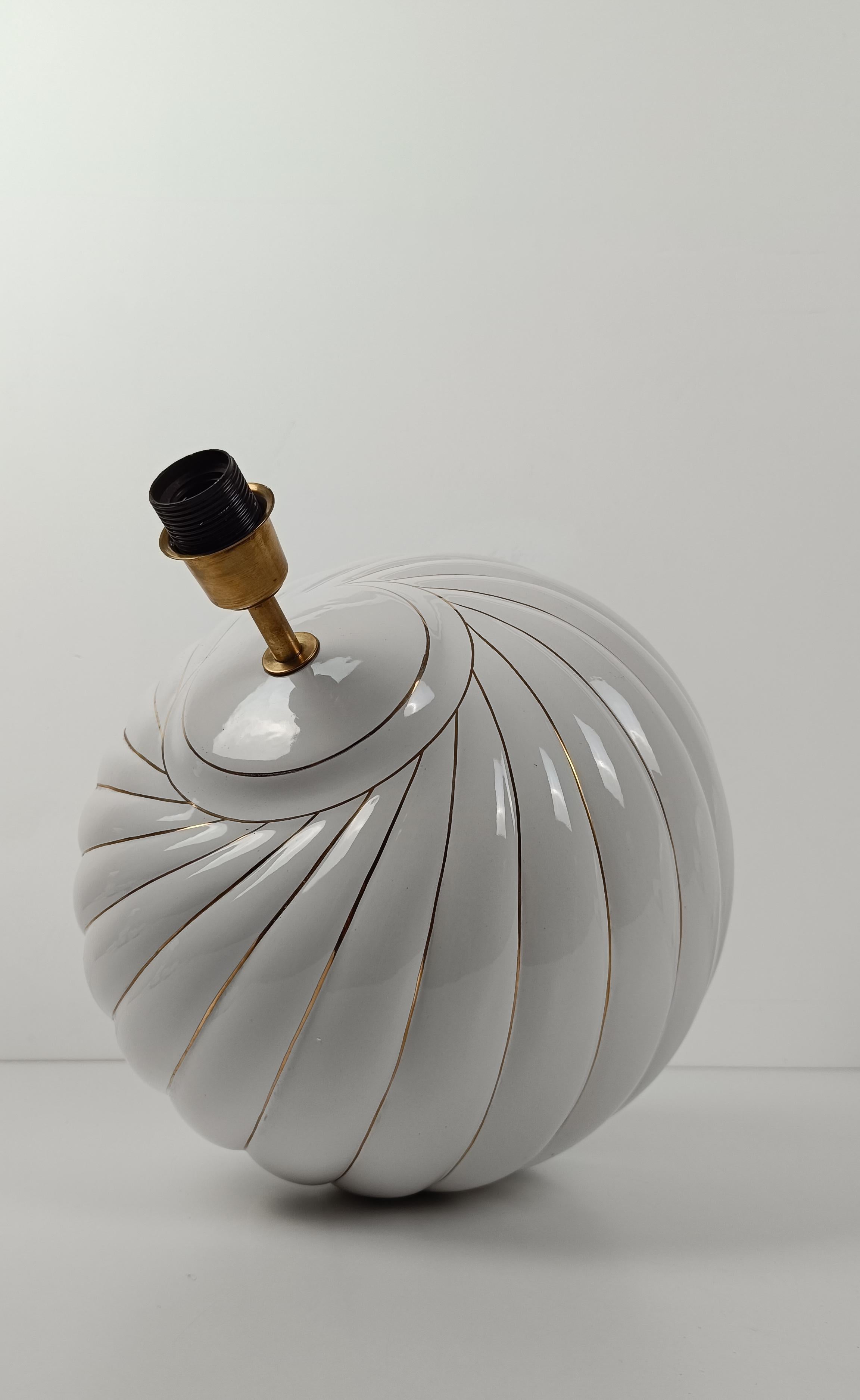 Pair of Tommaso Barbi's Table Lamps in white and gold glazed ribbed ceramic, 70s en vente 5