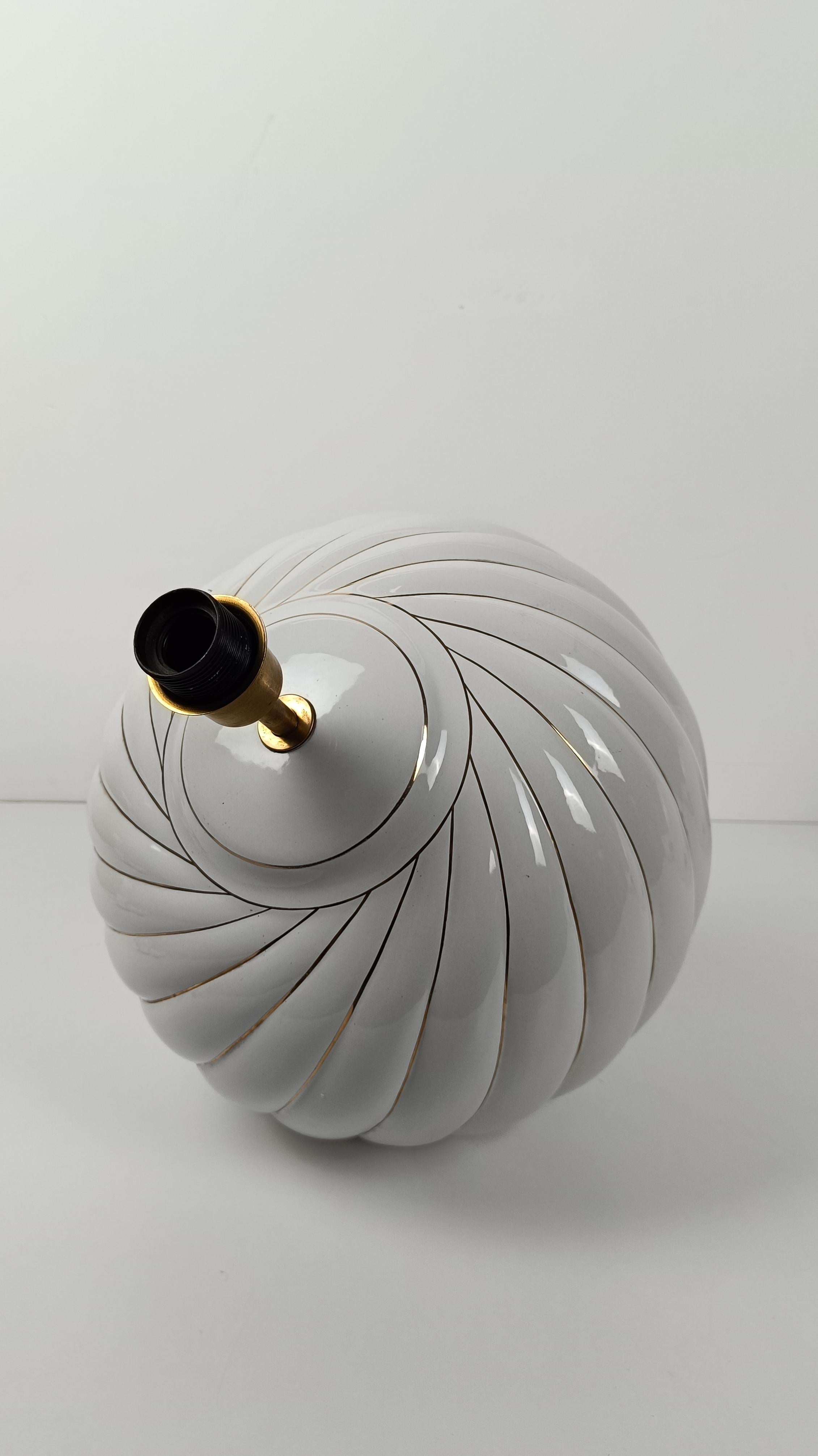 Pair of Tommaso Barbi's Table Lamps in white and gold glazed ribbed ceramic, 70s en vente 6