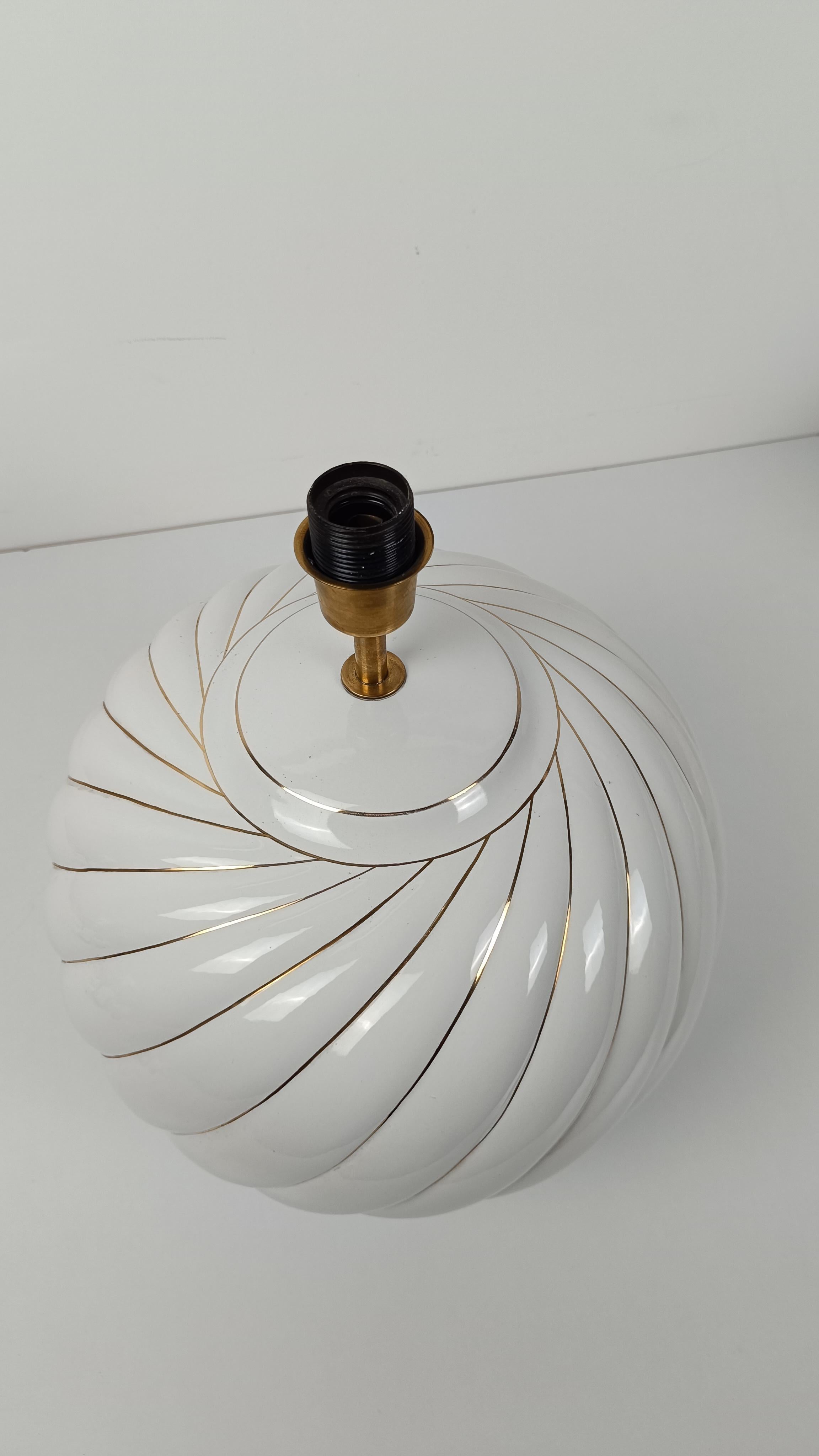 Pair of Tommaso Barbi's Table Lamps in white and gold glazed ribbed ceramic, 70s en vente 7