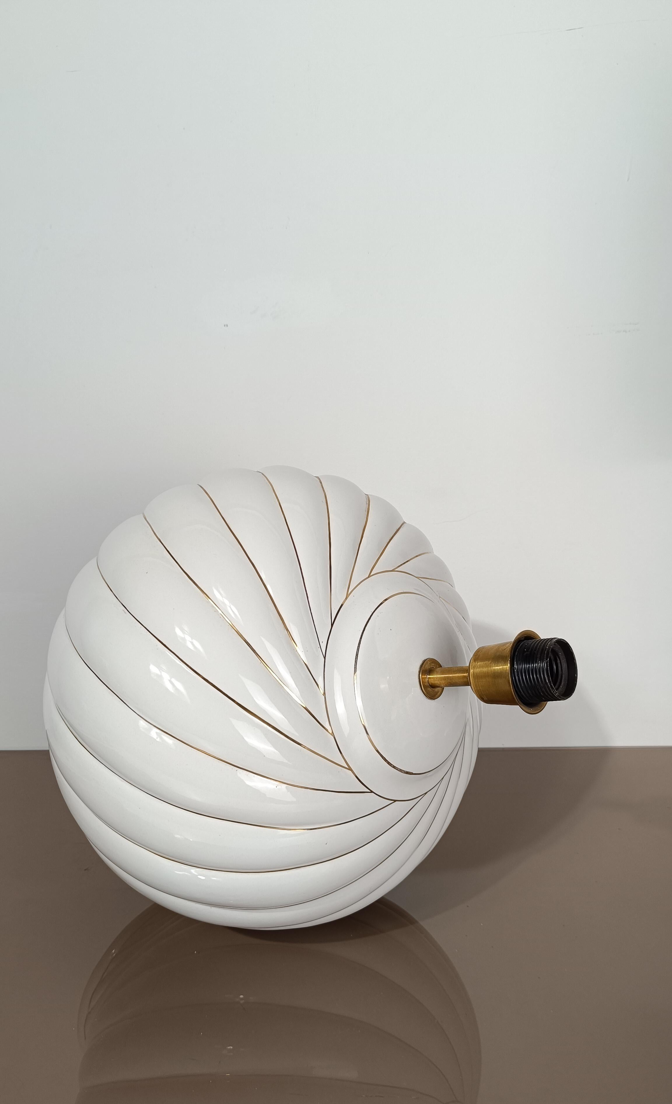 Pair of Tommaso Barbi's Table Lamps in white and gold glazed ribbed ceramic, 70s en vente 11