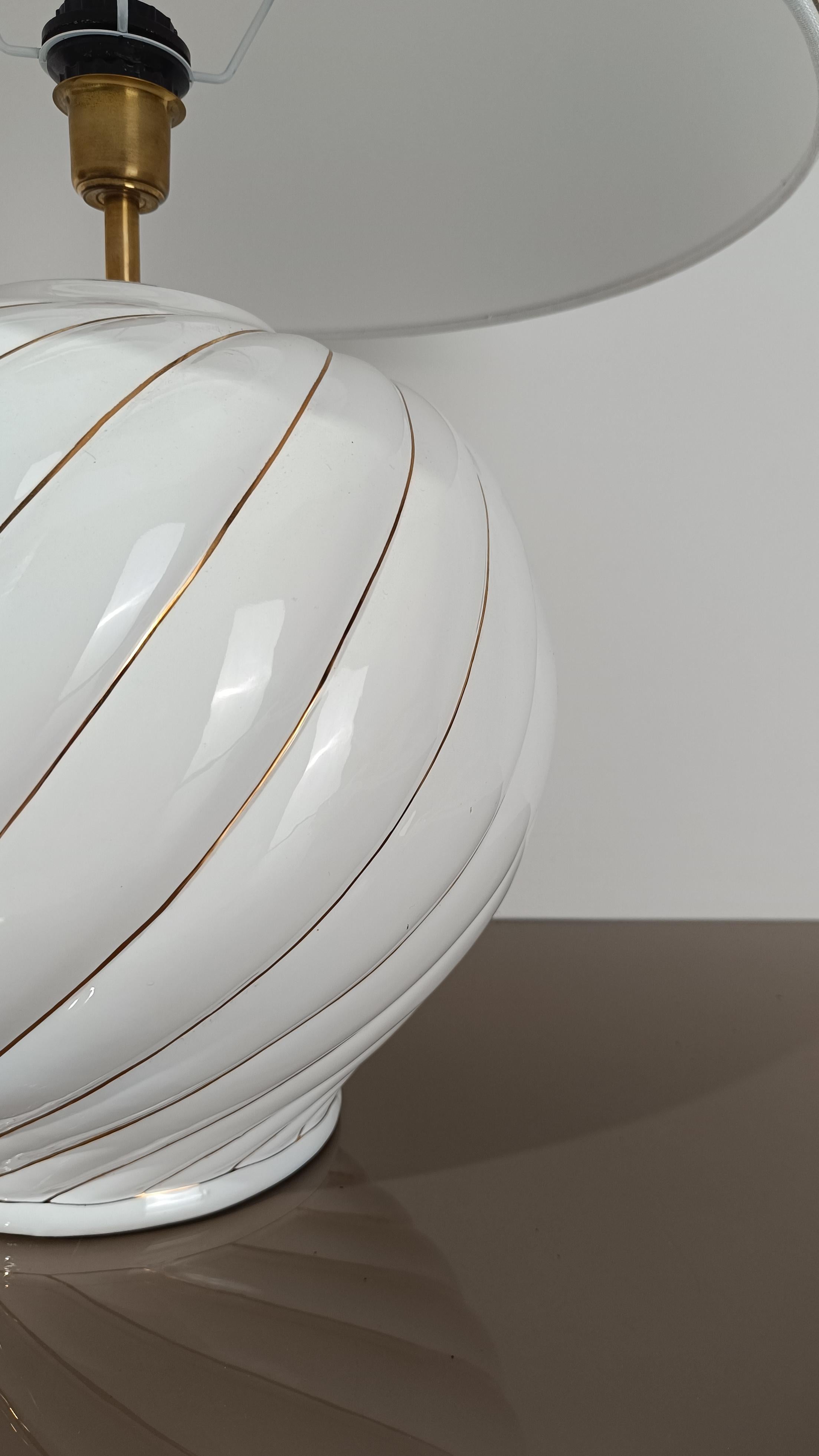 Pair of Tommaso Barbi's Table Lamps in white and gold glazed ribbed ceramic, 70s en vente 12