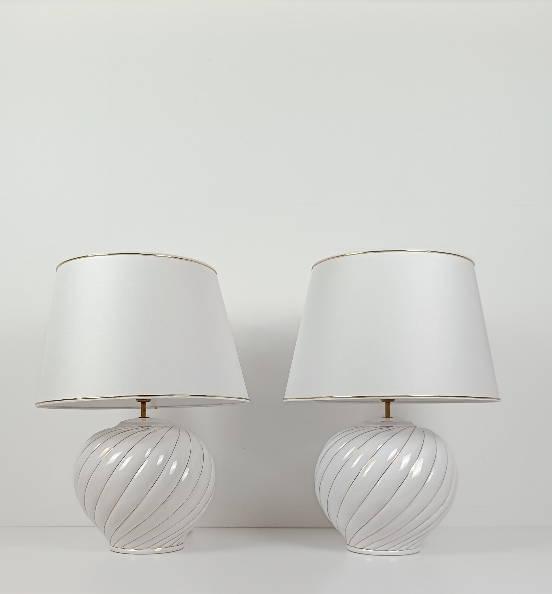 Mid-Century Modern Pair of Tommaso Barbi's Table Lamps in white and gold glazed ribbed ceramic, 70s en vente