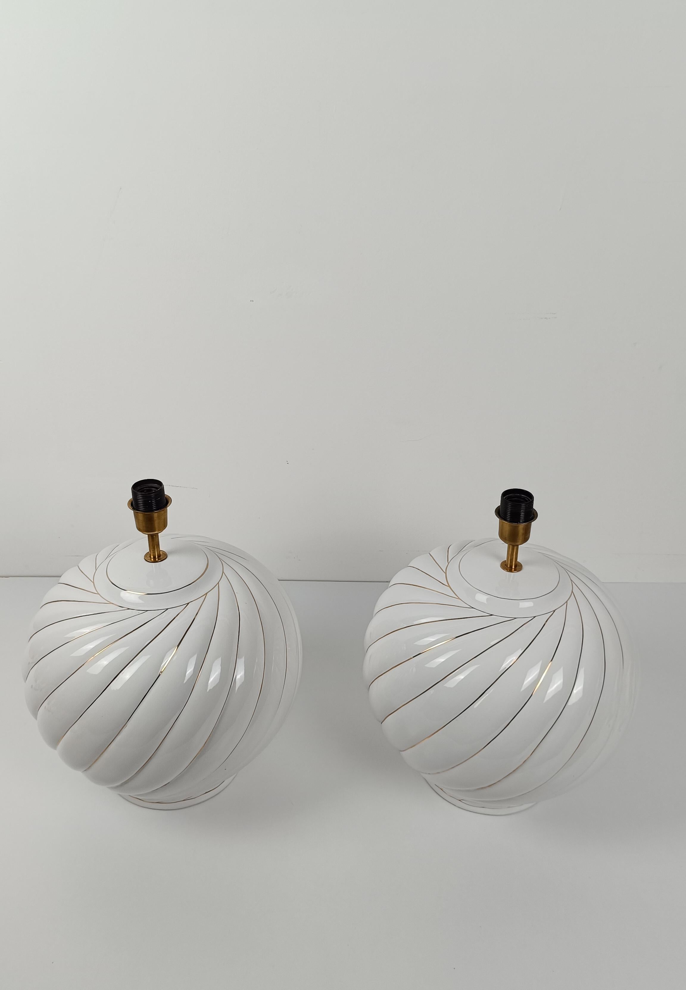 Pair of Tommaso Barbi's Table Lamps in white and gold glazed ribbed ceramic, 70s Bon état - En vente à Roma, IT