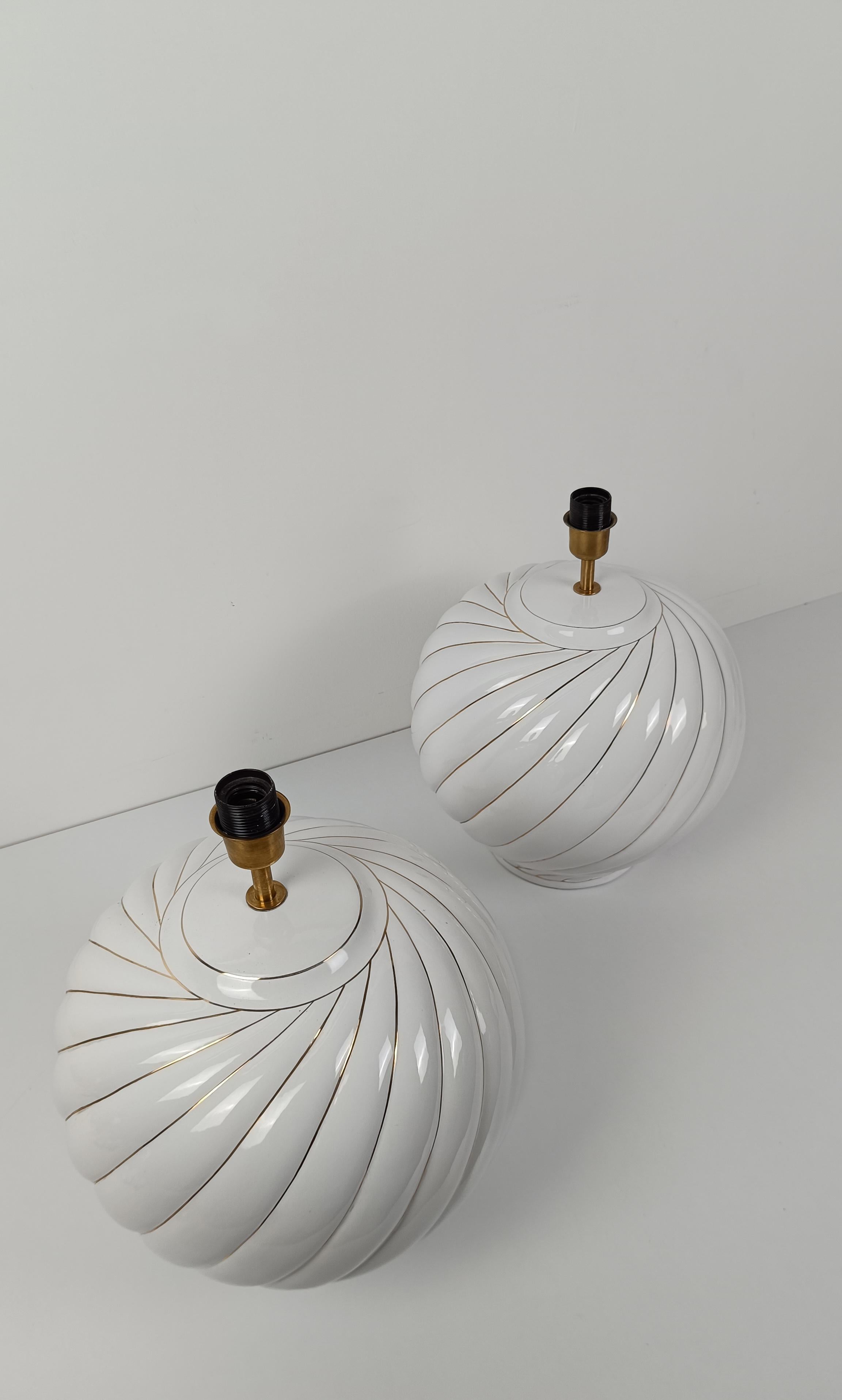 20ième siècle Pair of Tommaso Barbi's Table Lamps in white and gold glazed ribbed ceramic, 70s en vente