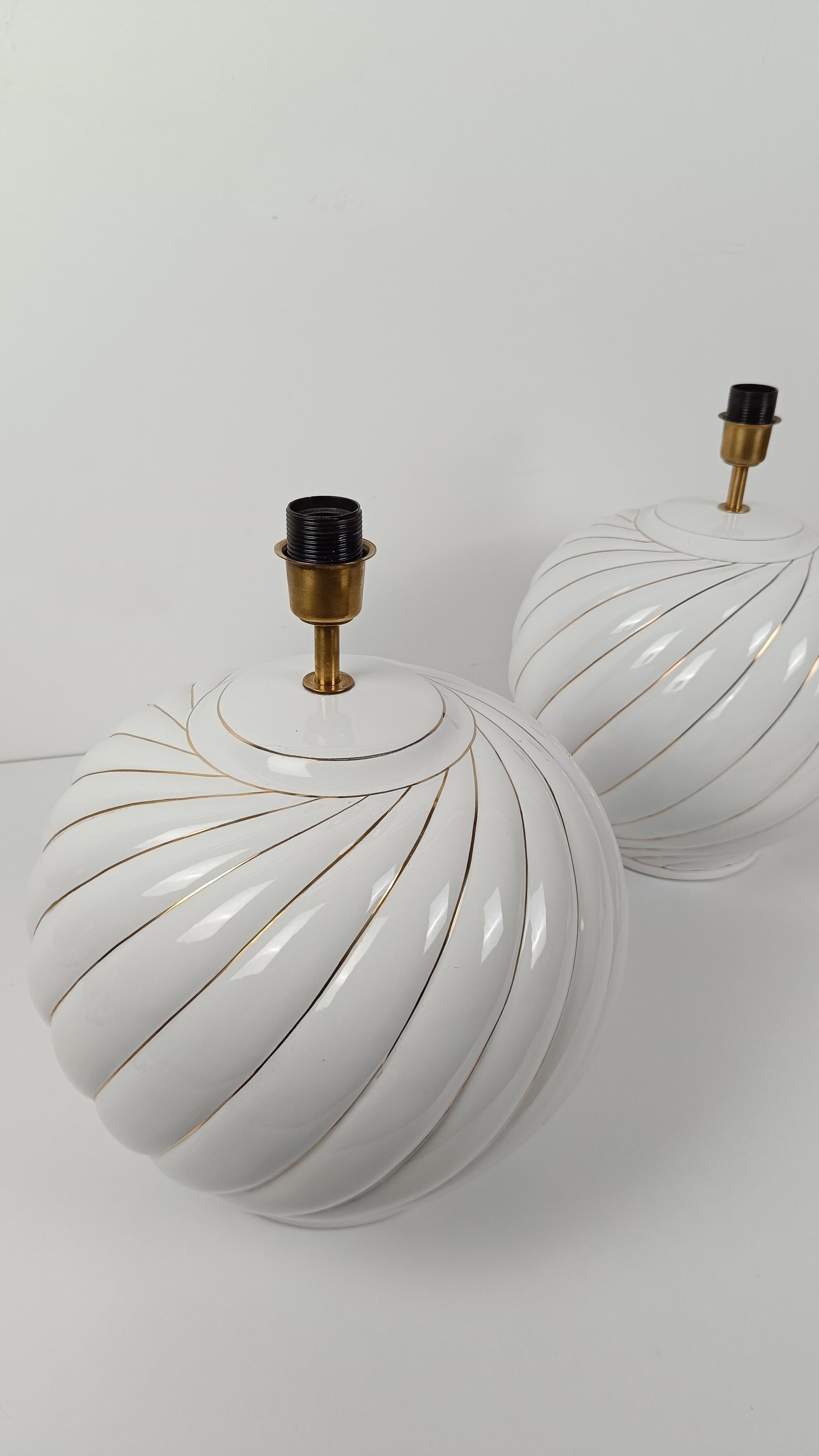 Laiton Pair of Tommaso Barbi's Table Lamps in white and gold glazed ribbed ceramic, 70s en vente