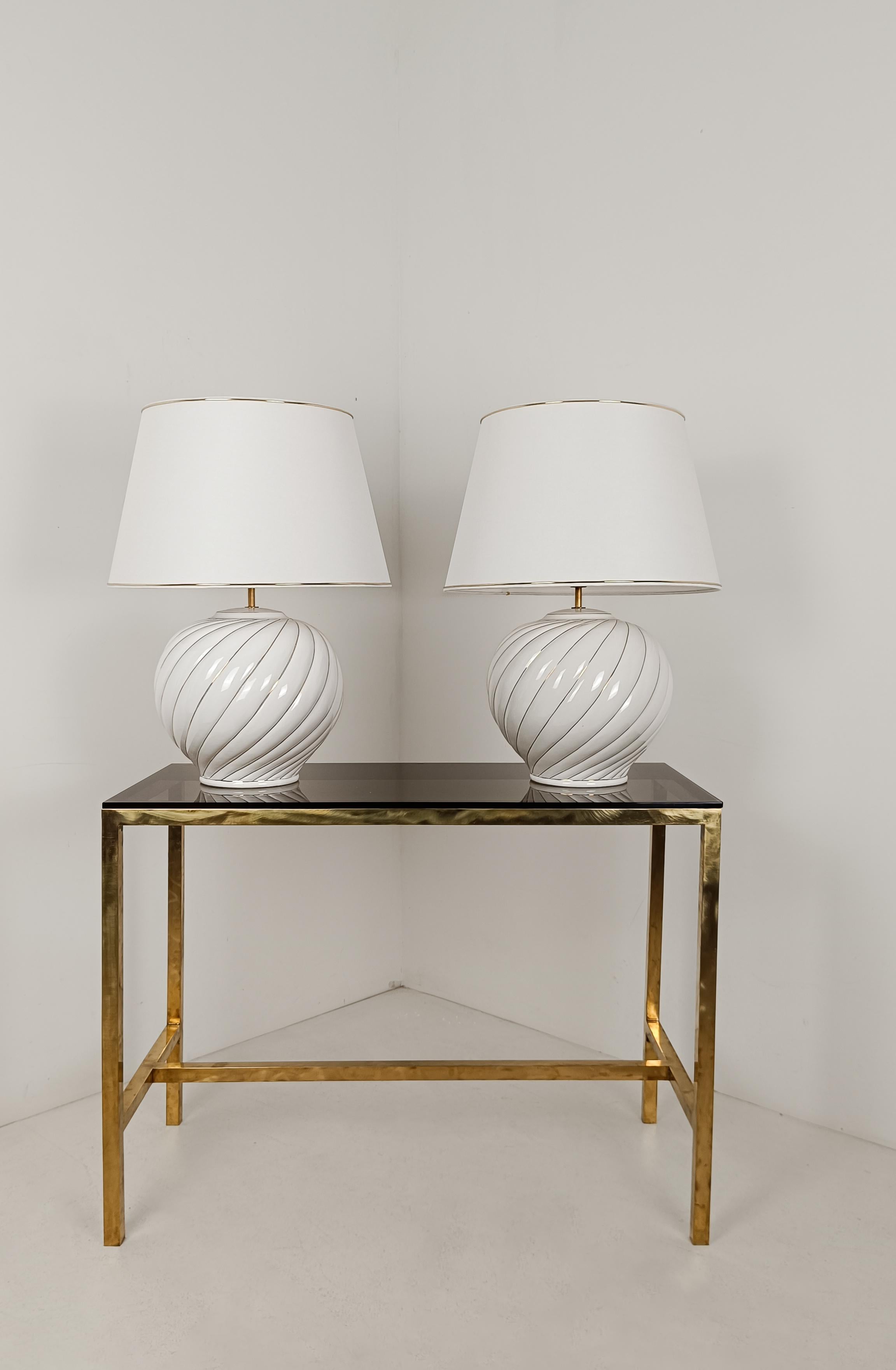 Pair of Tommaso Barbi's Table Lamps in white and gold glazed ribbed ceramic, 70s en vente 1