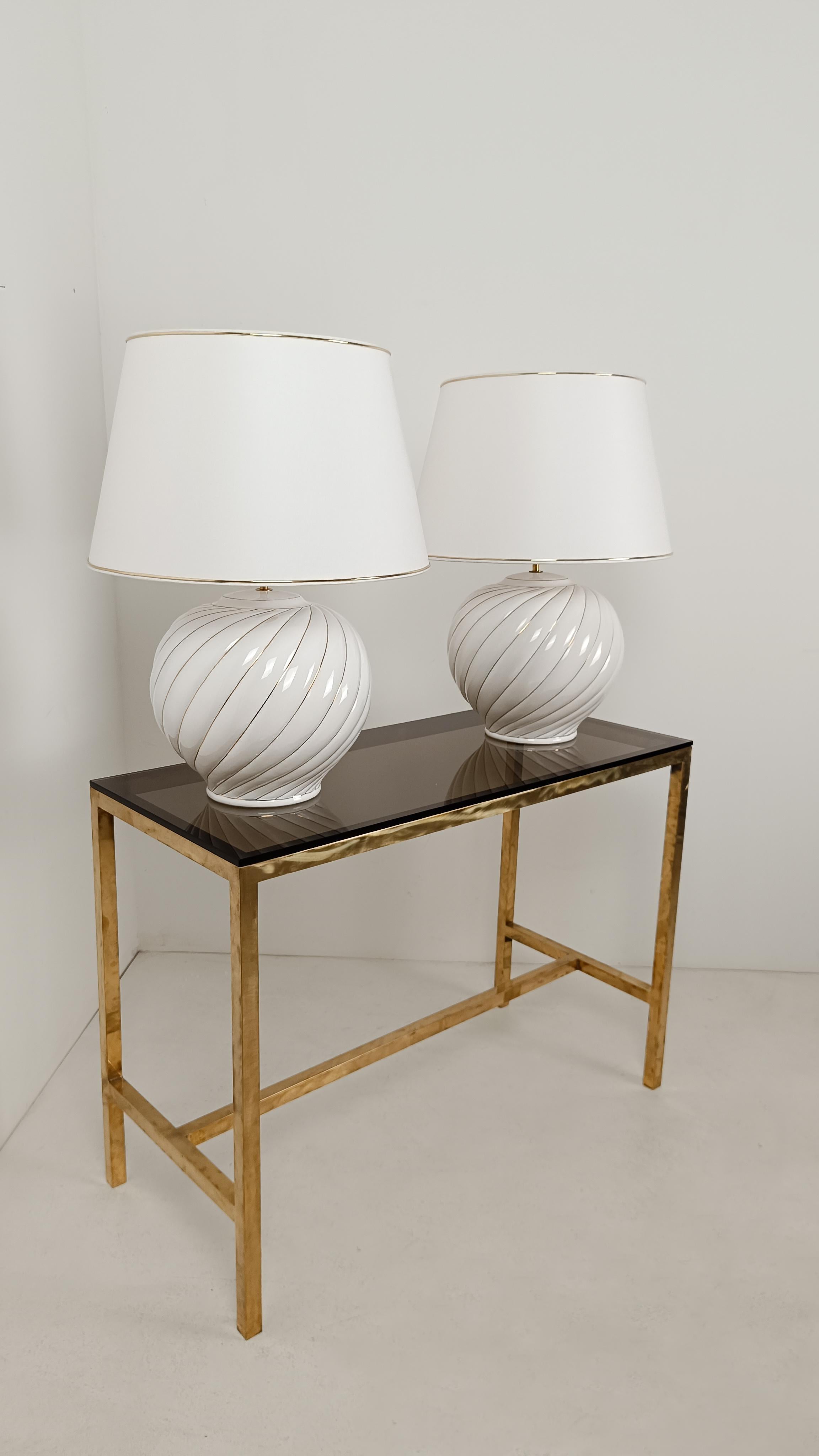 Pair of Tommaso Barbi's Table Lamps in white and gold glazed ribbed ceramic, 70s en vente 2