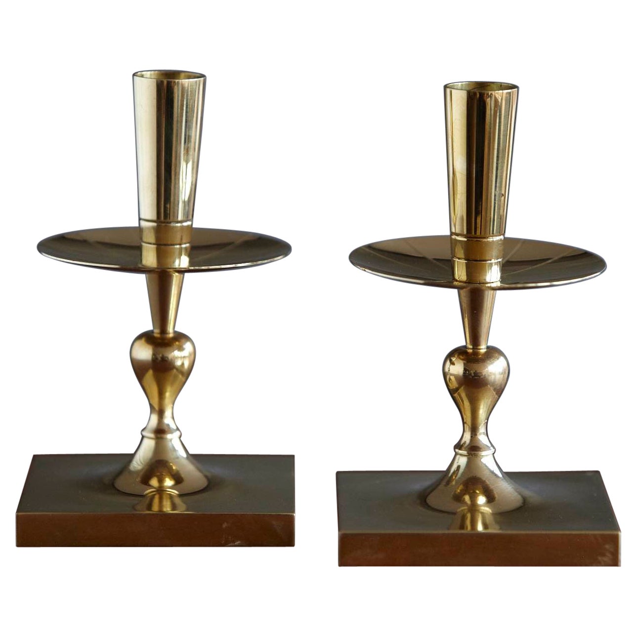 Paar Tommi Parzinger-Messing-Kerzenhalter von Dorlyn Silversmiths