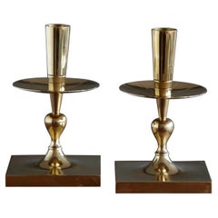 Paar Tommi Parzinger-Messing-Kerzenhalter von Dorlyn Silversmiths