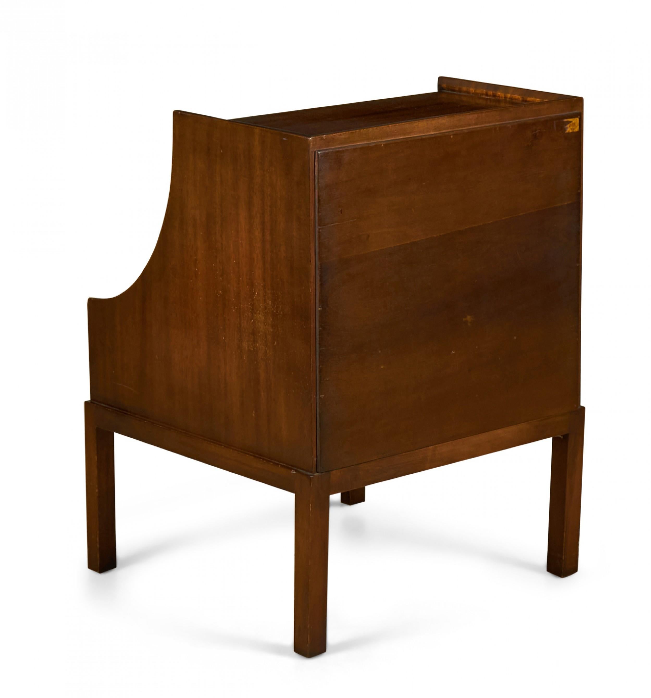 Américain Paire de tables de chevet Tommi Parzinger pour Charak en noyer avec façade en forme d'écoinçon en vente