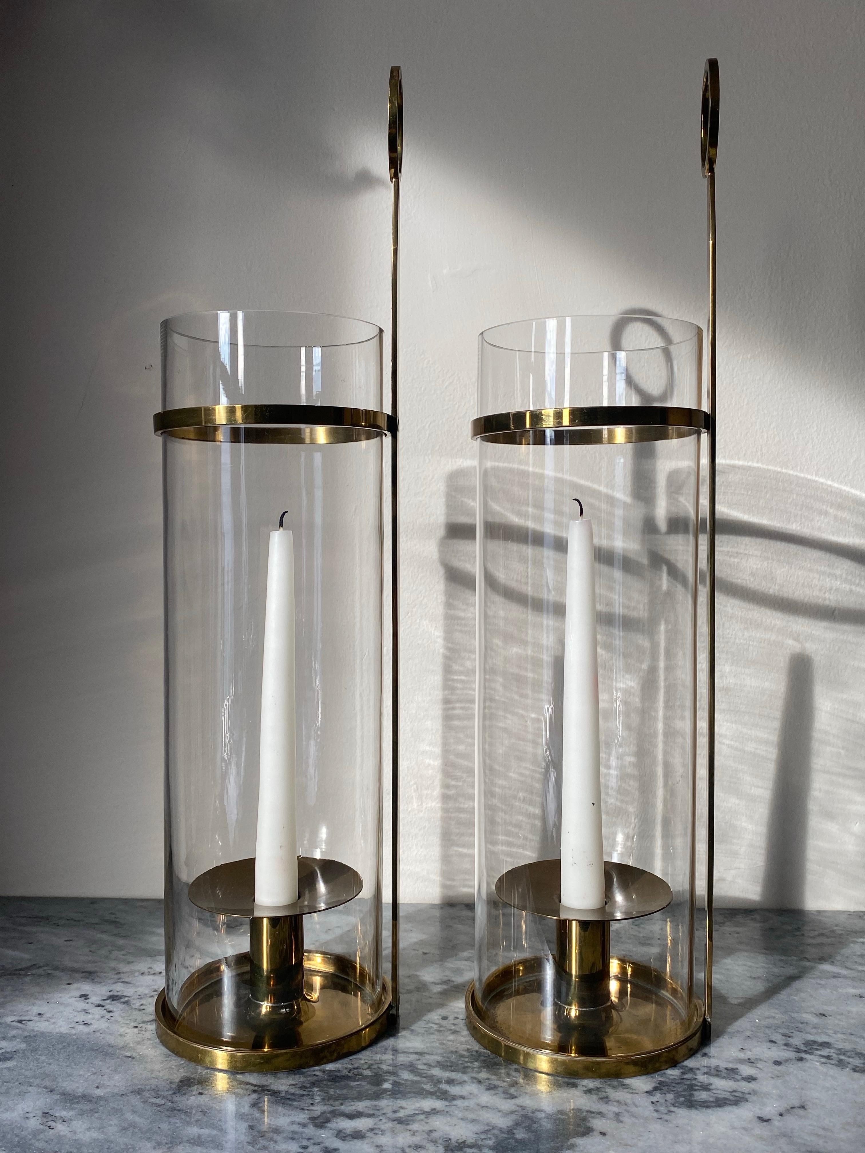 Mid-Century moderno Pair of Tommi Parzinger for Dorlyn Silversmiths Brass Hurricane Candle Sconces in vendita