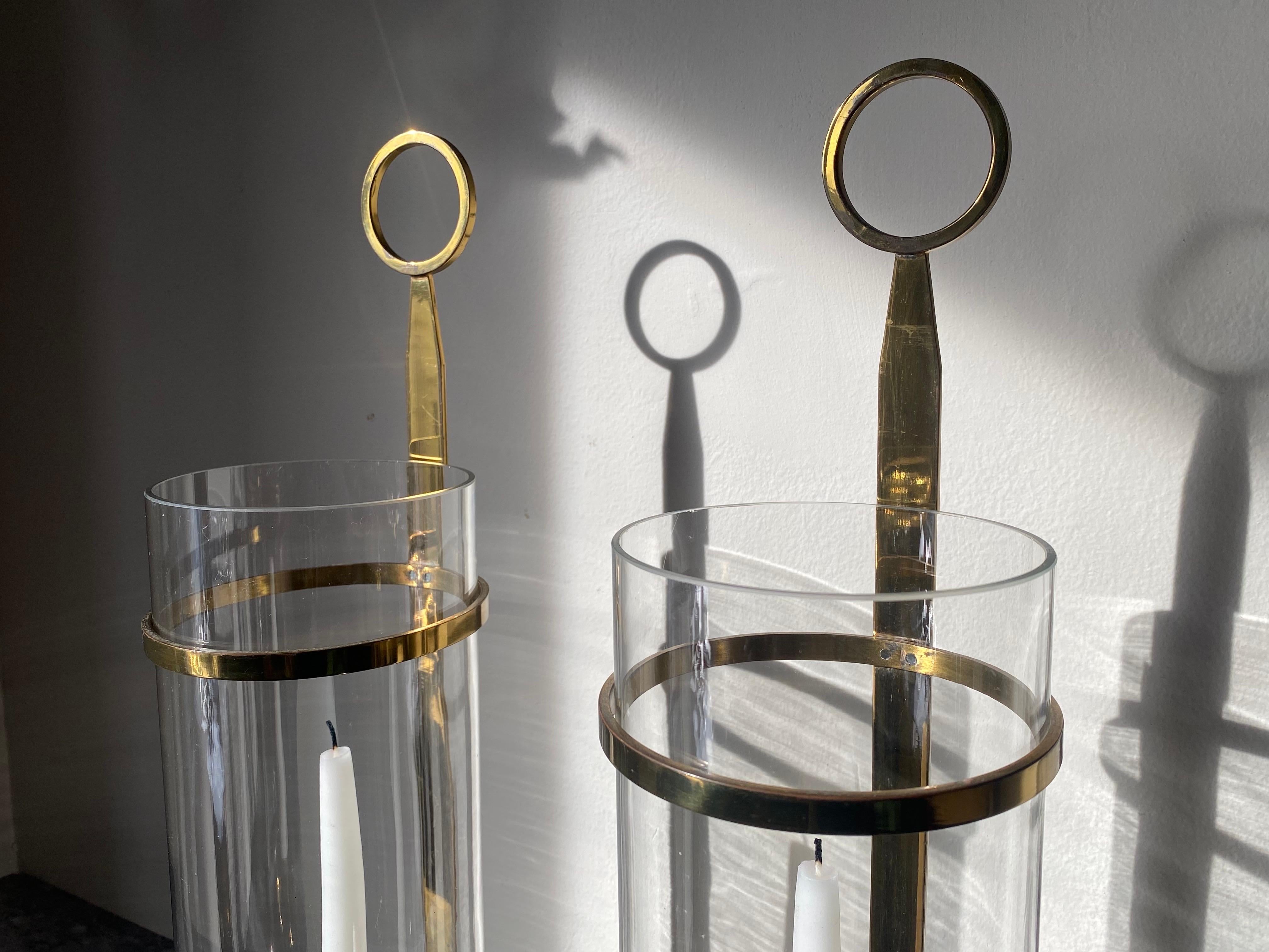 Americano Pair of Tommi Parzinger for Dorlyn Silversmiths Brass Hurricane Candle Sconces in vendita