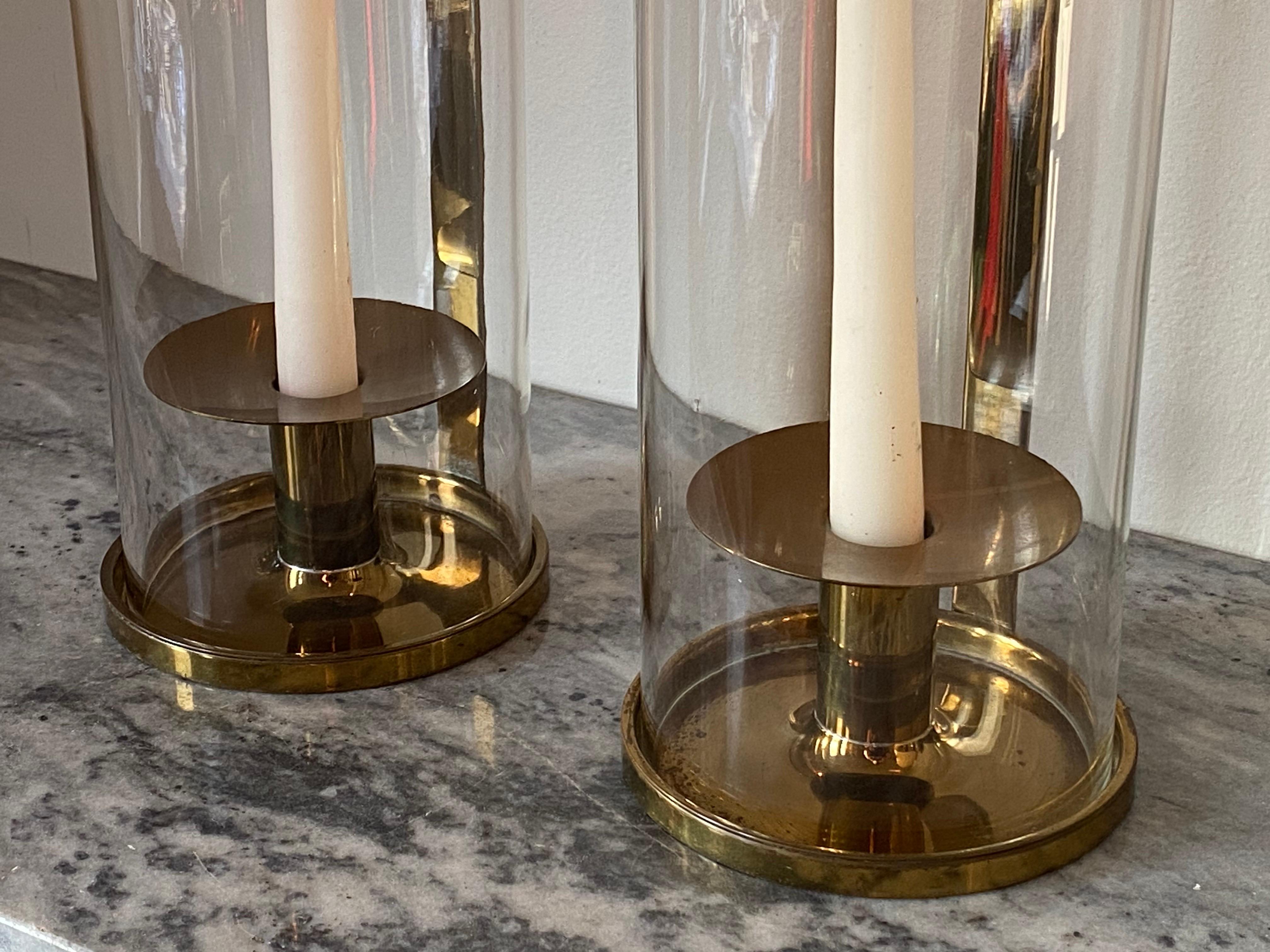 Pair of Tommi Parzinger for Dorlyn Silversmiths Brass Hurricane Candle Sconces In condizioni buone in vendita a Southampton, NJ