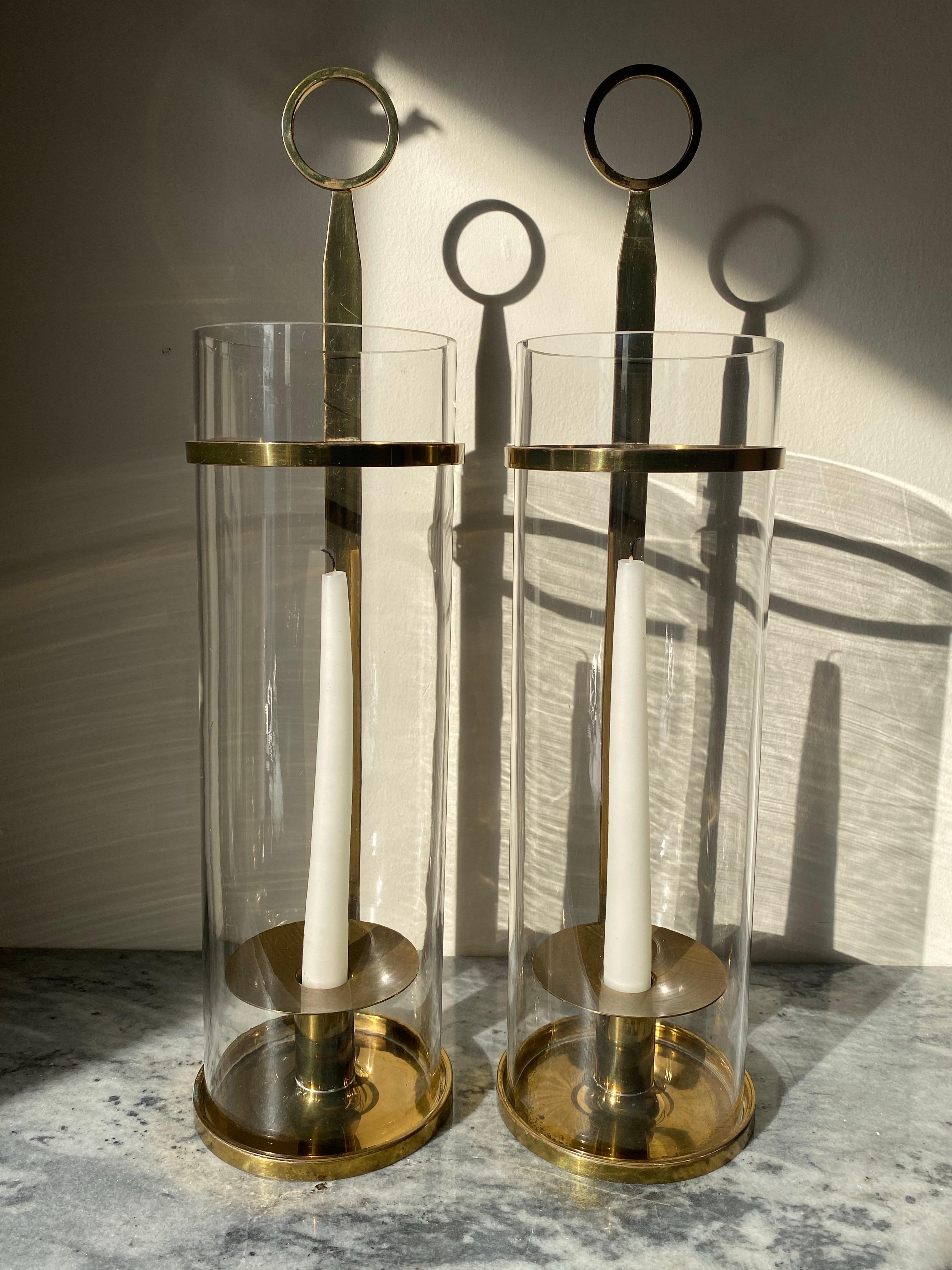 Metà XX secolo Pair of Tommi Parzinger for Dorlyn Silversmiths Brass Hurricane Candle Sconces in vendita