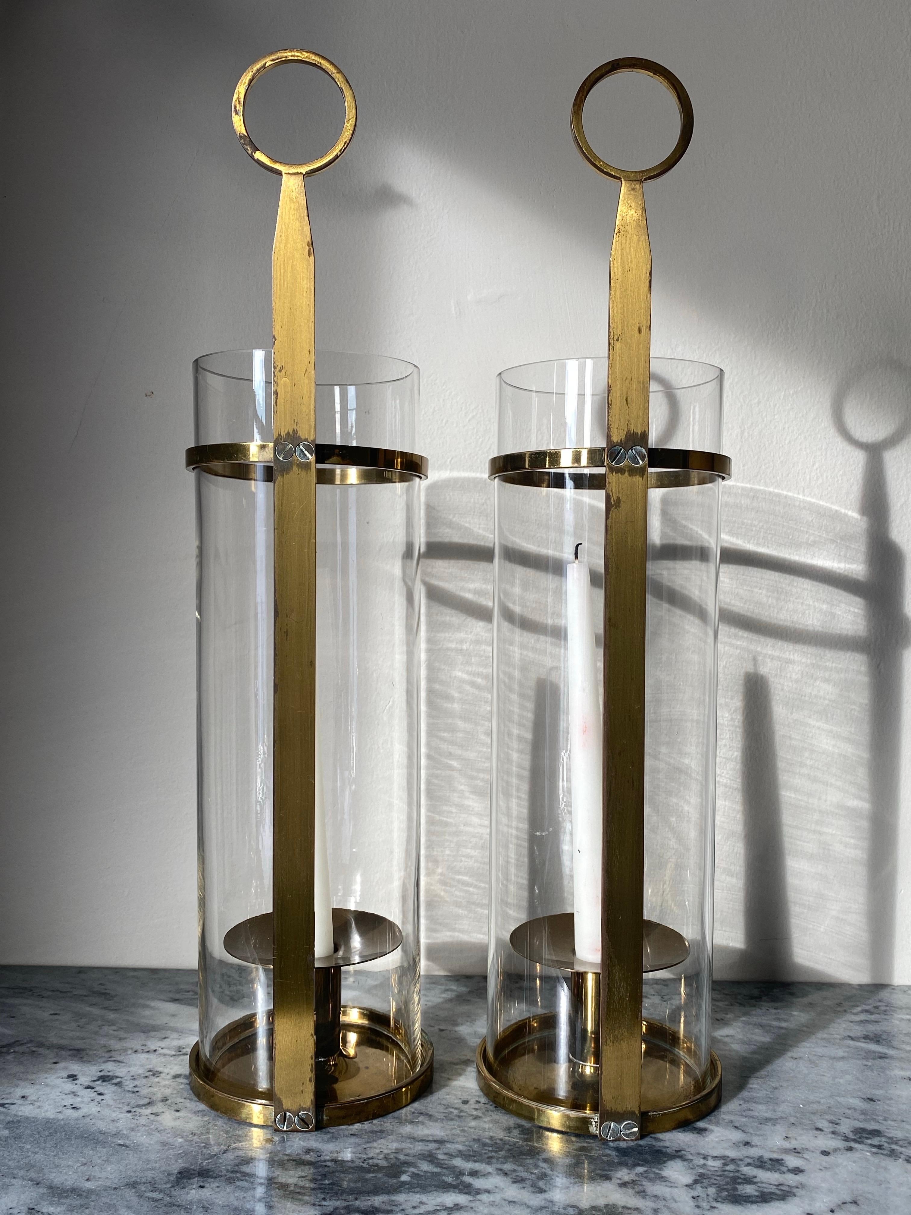 Ottone Pair of Tommi Parzinger for Dorlyn Silversmiths Brass Hurricane Candle Sconces in vendita