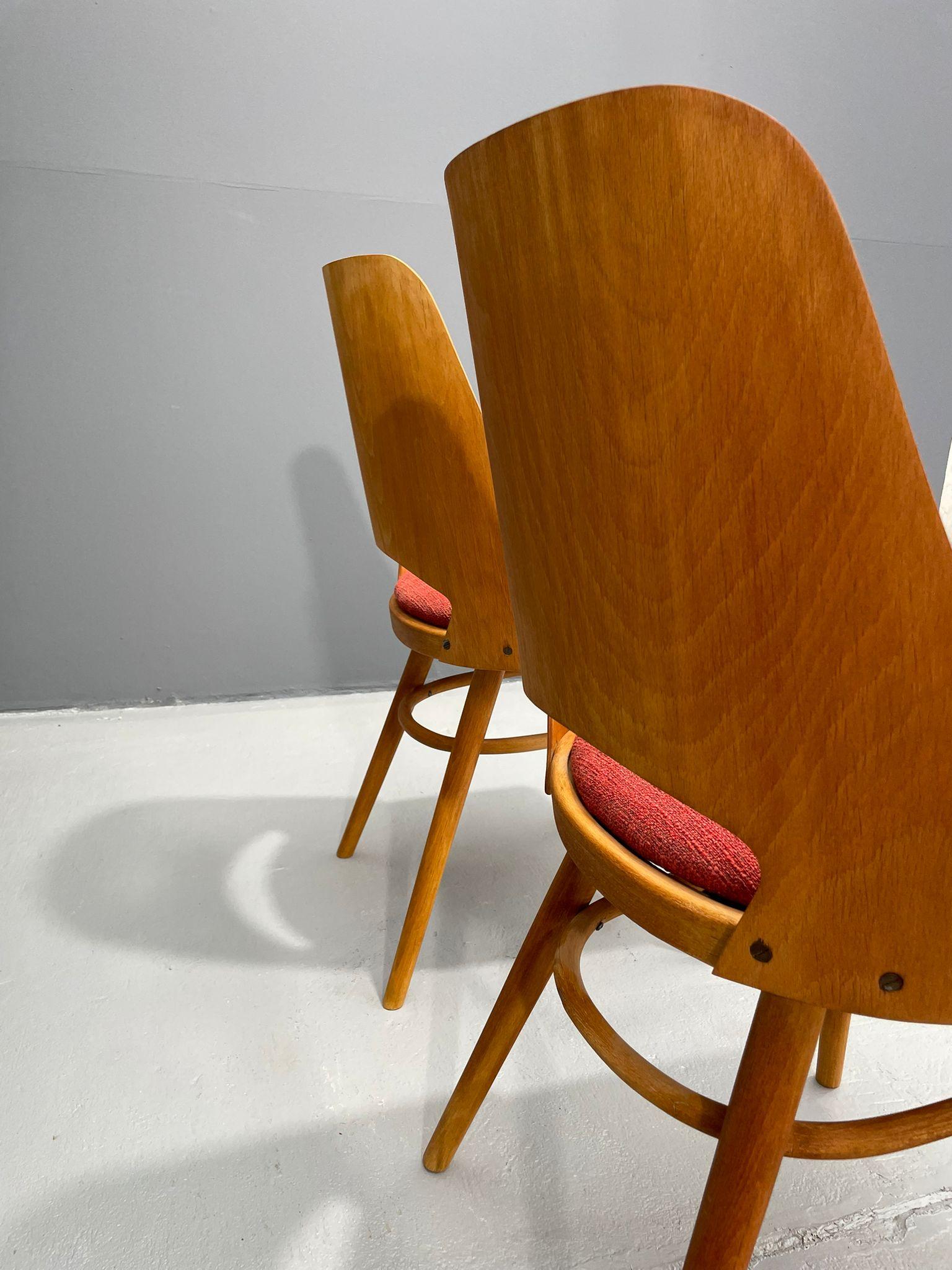 Legno Coppia di sedie da pranzo TON Model 514 - Radomír Hofman, anni '60 in vendita