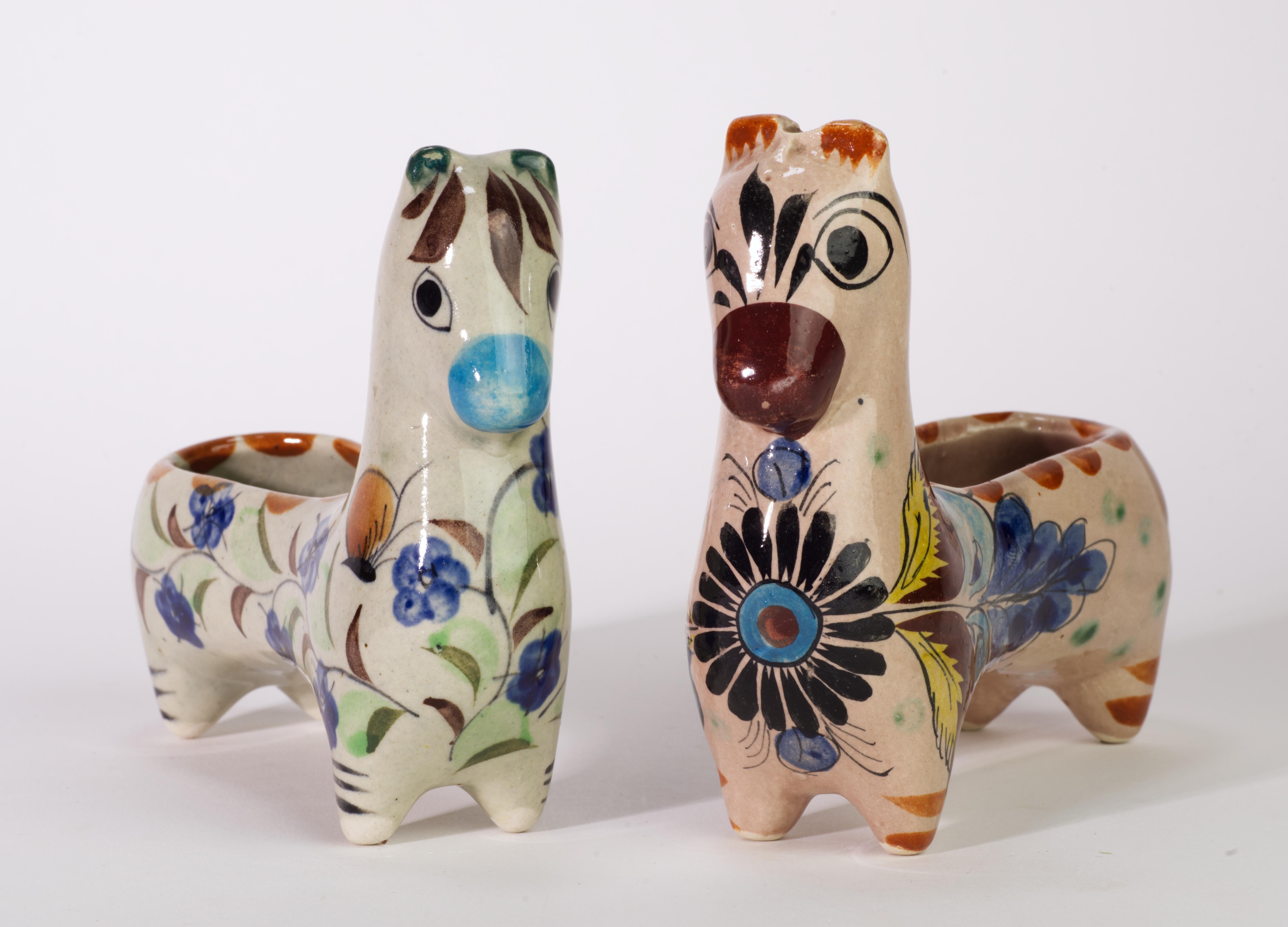  Ein Paar modernistischer Pferdefiguren wurde in Tonala, Mexiko, im modernistischen Stil mit kurzen Beinen, langen Körpern und ausdrucksstarken Köpfen handgefertigt und ist im typischen Tonala-Stil handbemalt, jedoch mit unterschiedlichen Motiven.