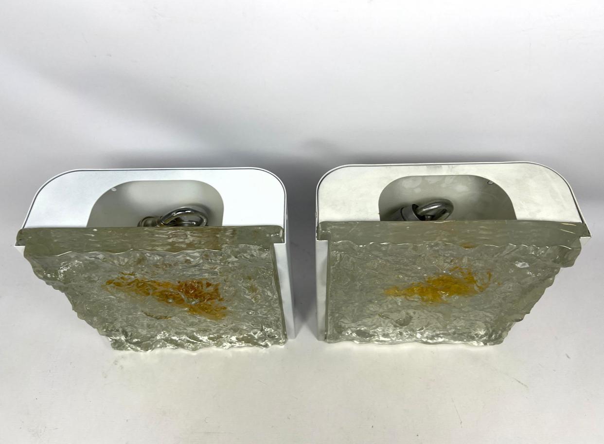Mid-Century moderno Coppia di lampade da parete in vetro trasparente e ambra di Toni Zuccheri per Mazzega Murano. in vendita