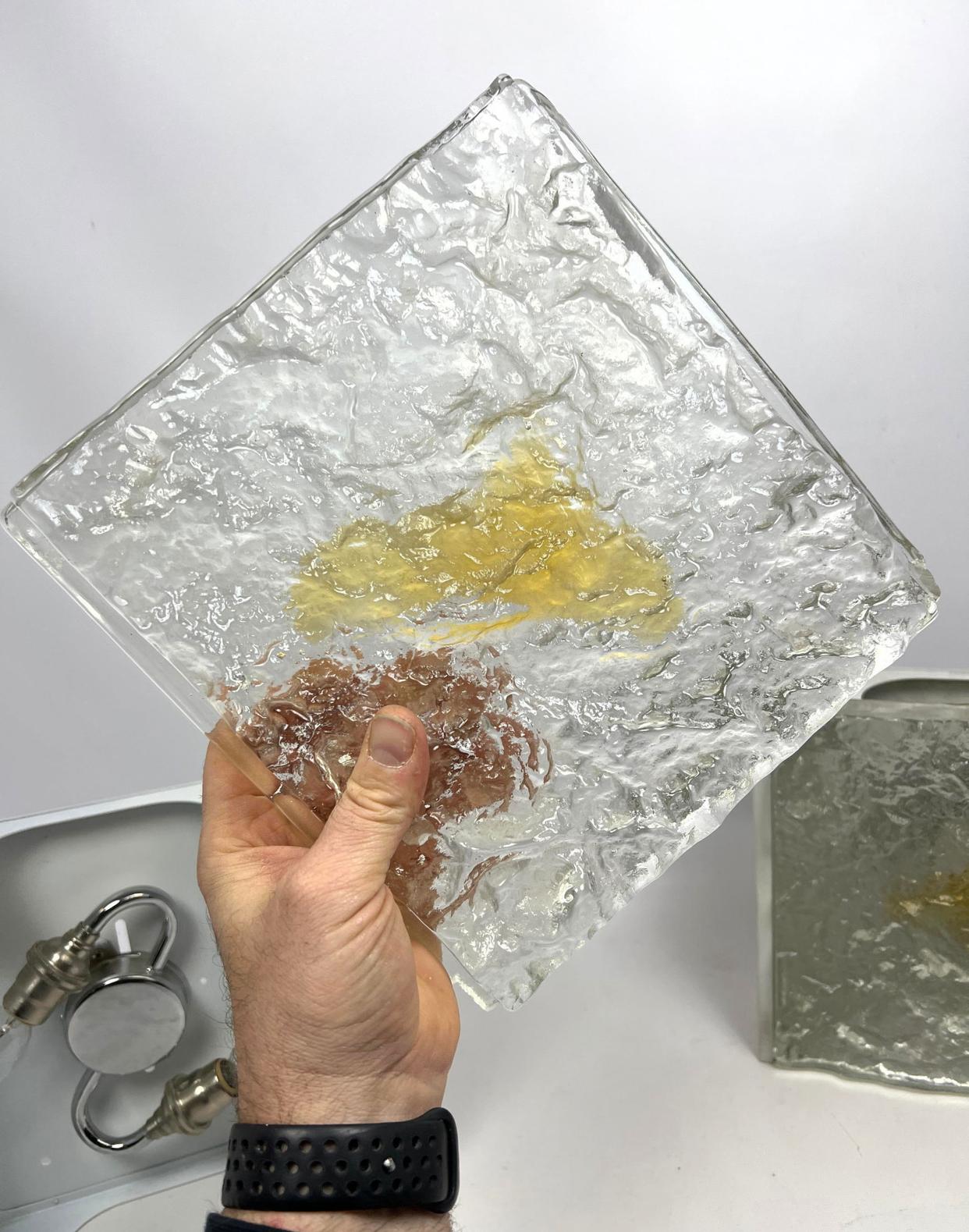 Metà XX secolo Coppia di lampade da parete in vetro trasparente e ambra di Toni Zuccheri per Mazzega Murano. in vendita