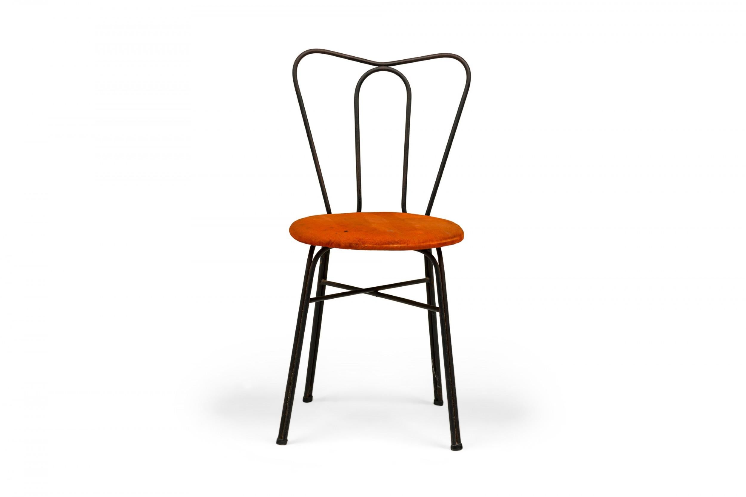 Paar Tony Paul-Beistellstühle aus schwarzem Eisen und orangefarbener Polsterung mit Eiscreme-Parlor in Parlor (amerikanisch) im Angebot