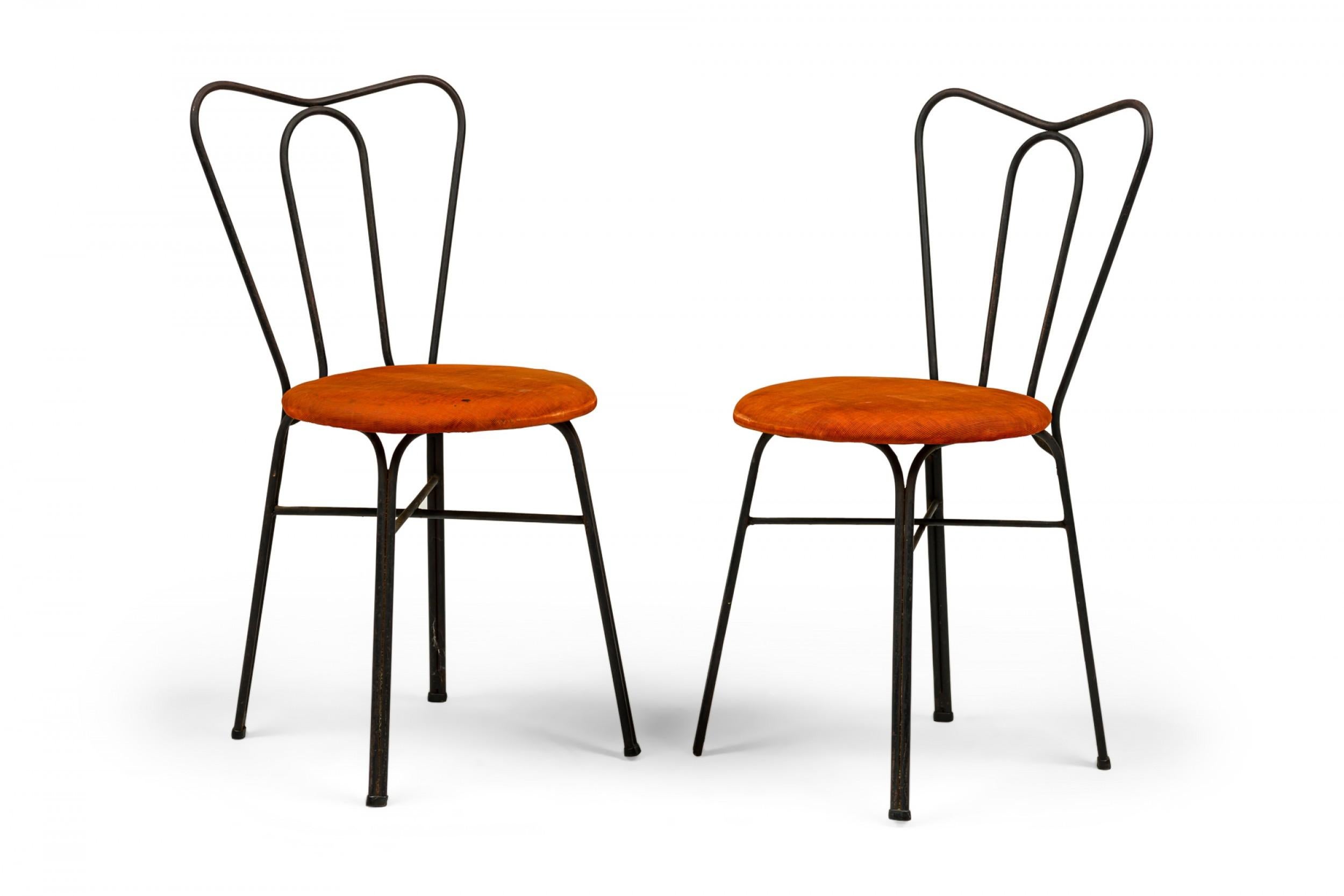 Paar Tony Paul-Beistellstühle aus schwarzem Eisen und orangefarbener Polsterung mit Eiscreme-Parlor in Parlor im Angebot 1