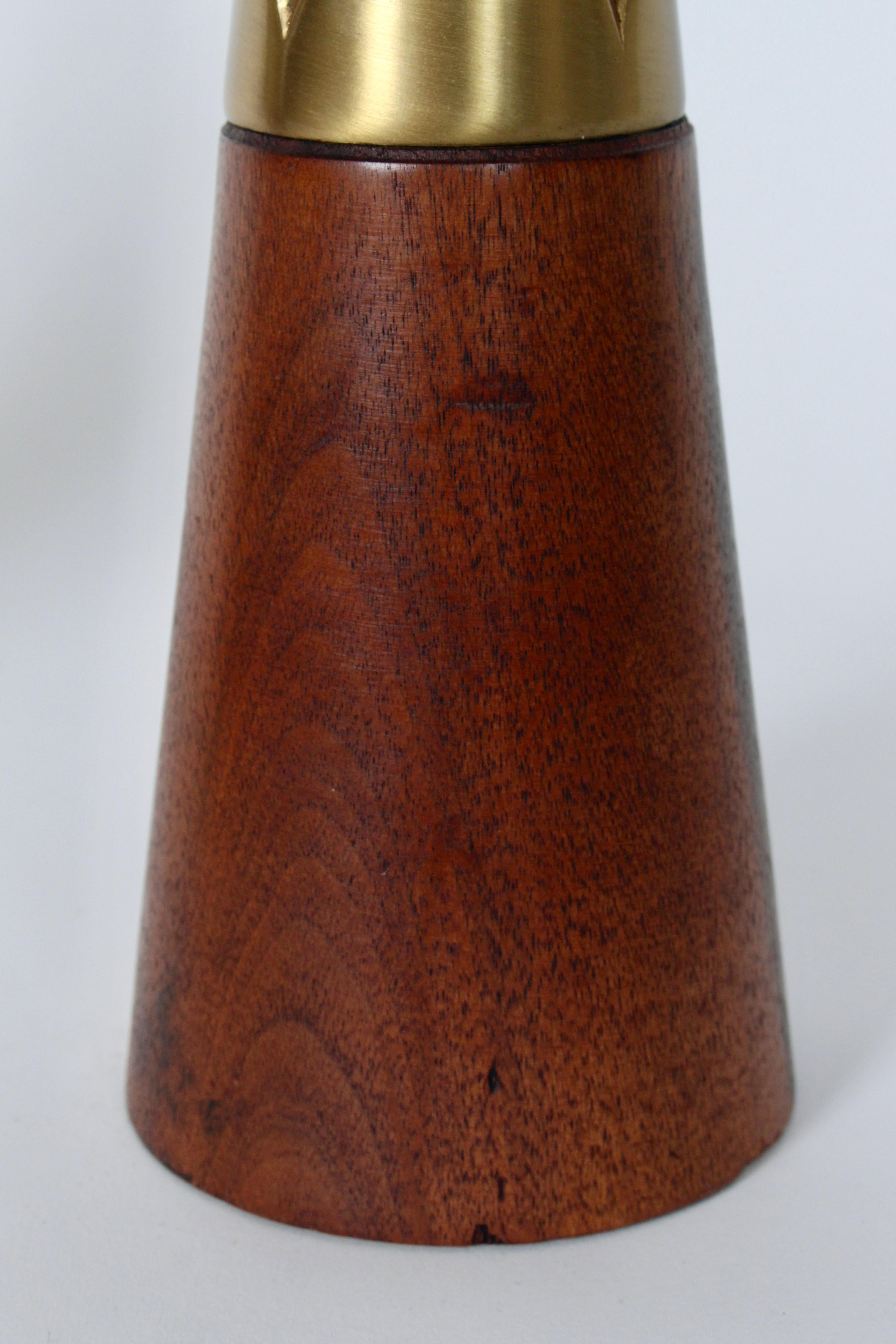 Coppia di candelieri in ottone e noce di Tony Paul per Westwood Chadwick, anni '50 in vendita 3