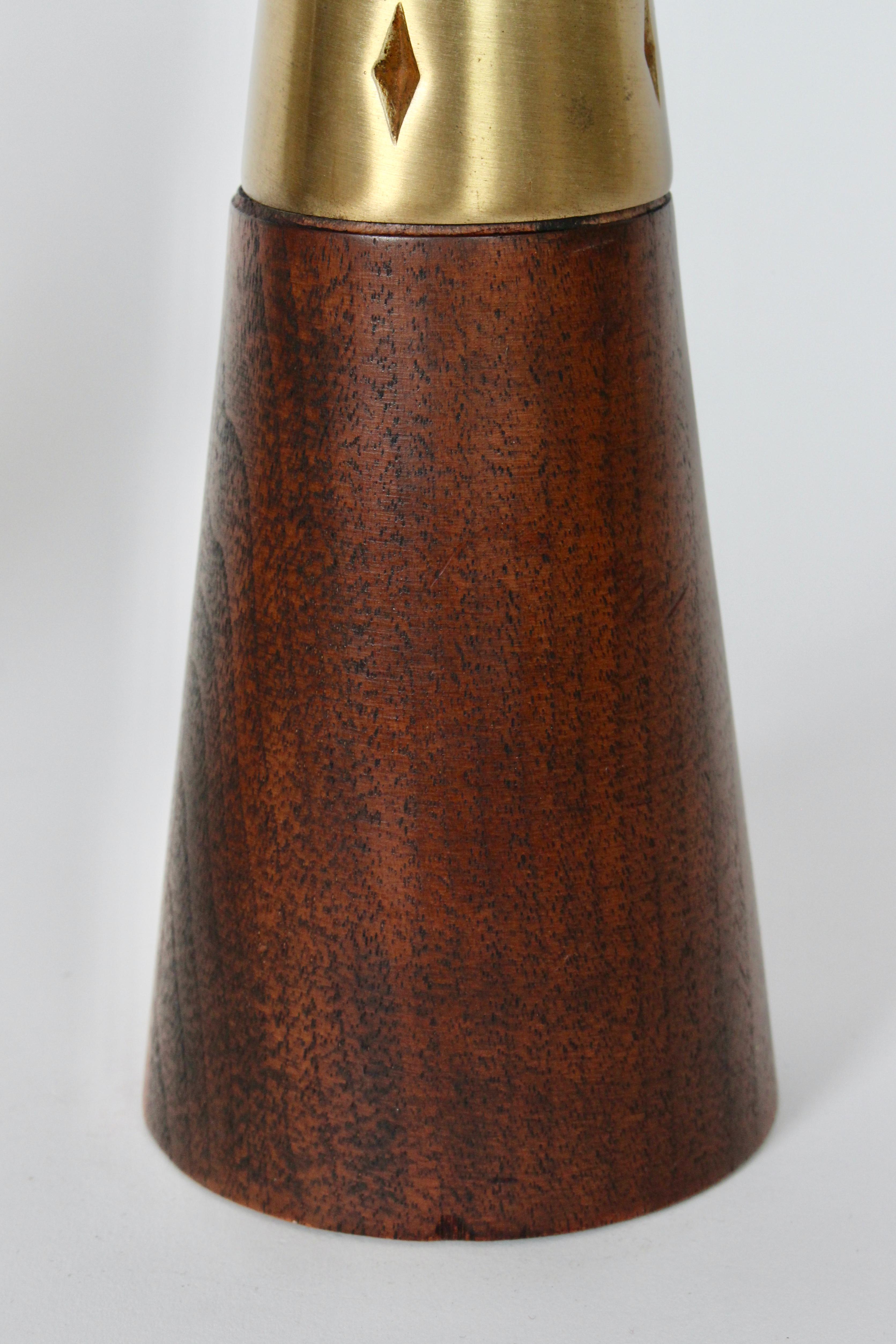Coppia di candelieri in ottone e noce di Tony Paul per Westwood Chadwick, anni '50 in vendita 5