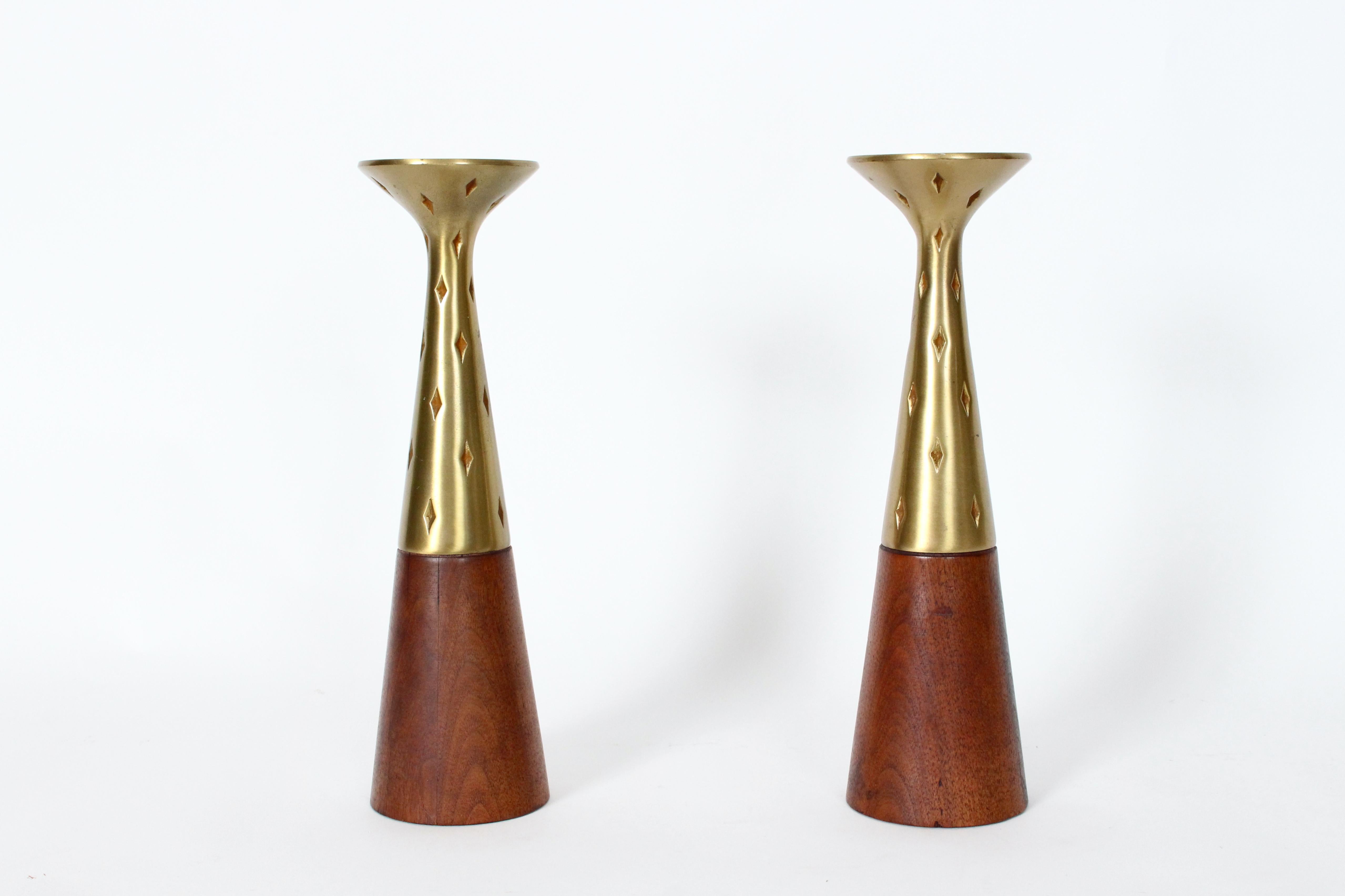 Coppia di candelabri in ottone e noce di Tony Paul per Westwood Chadwick. Caratterizzato da forme affusolate in noce massiccio, diamanti impressi nell'ottone con bobeche circolari lisce da 3,5D.  Larghezza standard della candela 7/8D. Con etichette