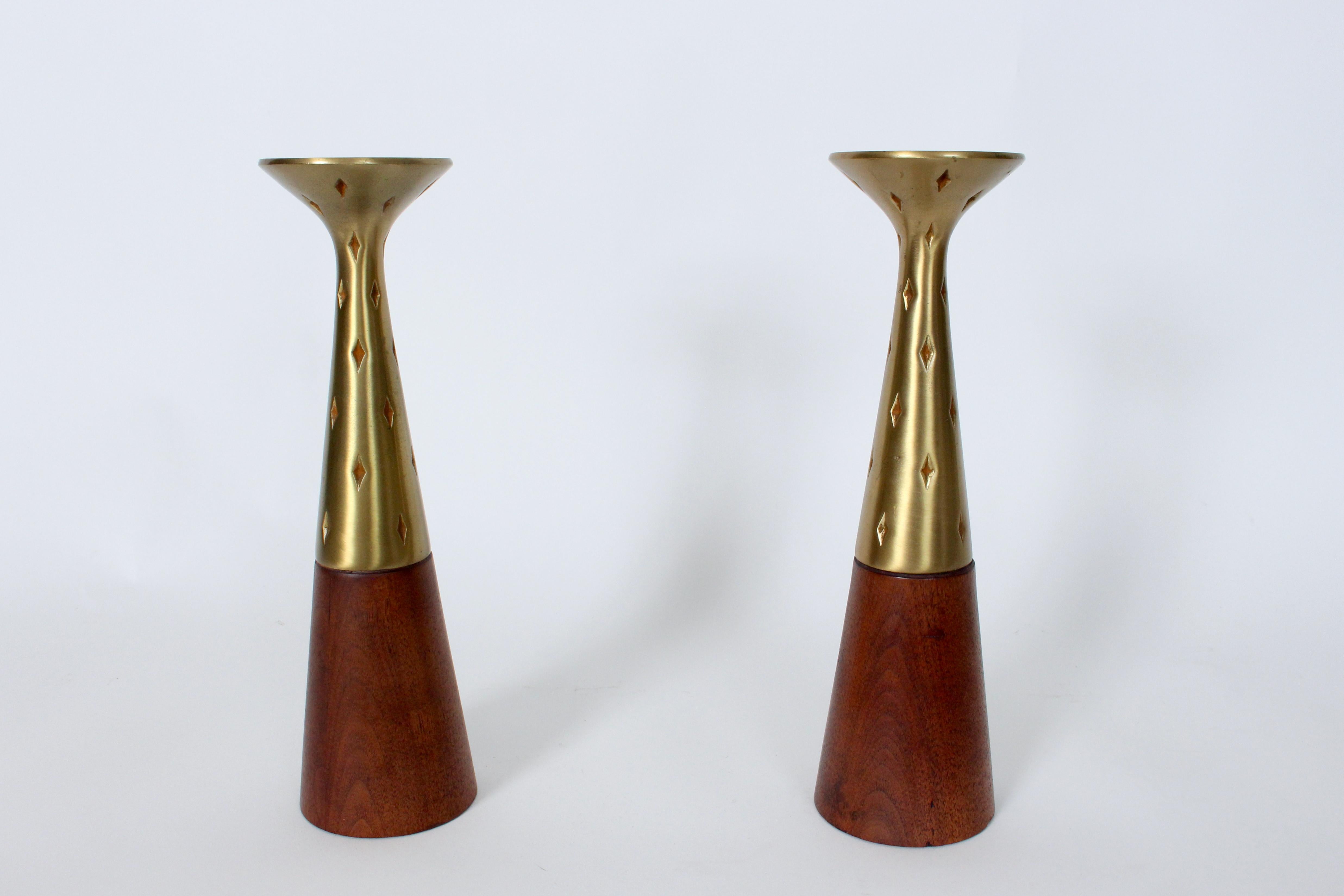 Coppia di candelieri in ottone e noce di Tony Paul per Westwood Chadwick, anni '50 in vendita 13