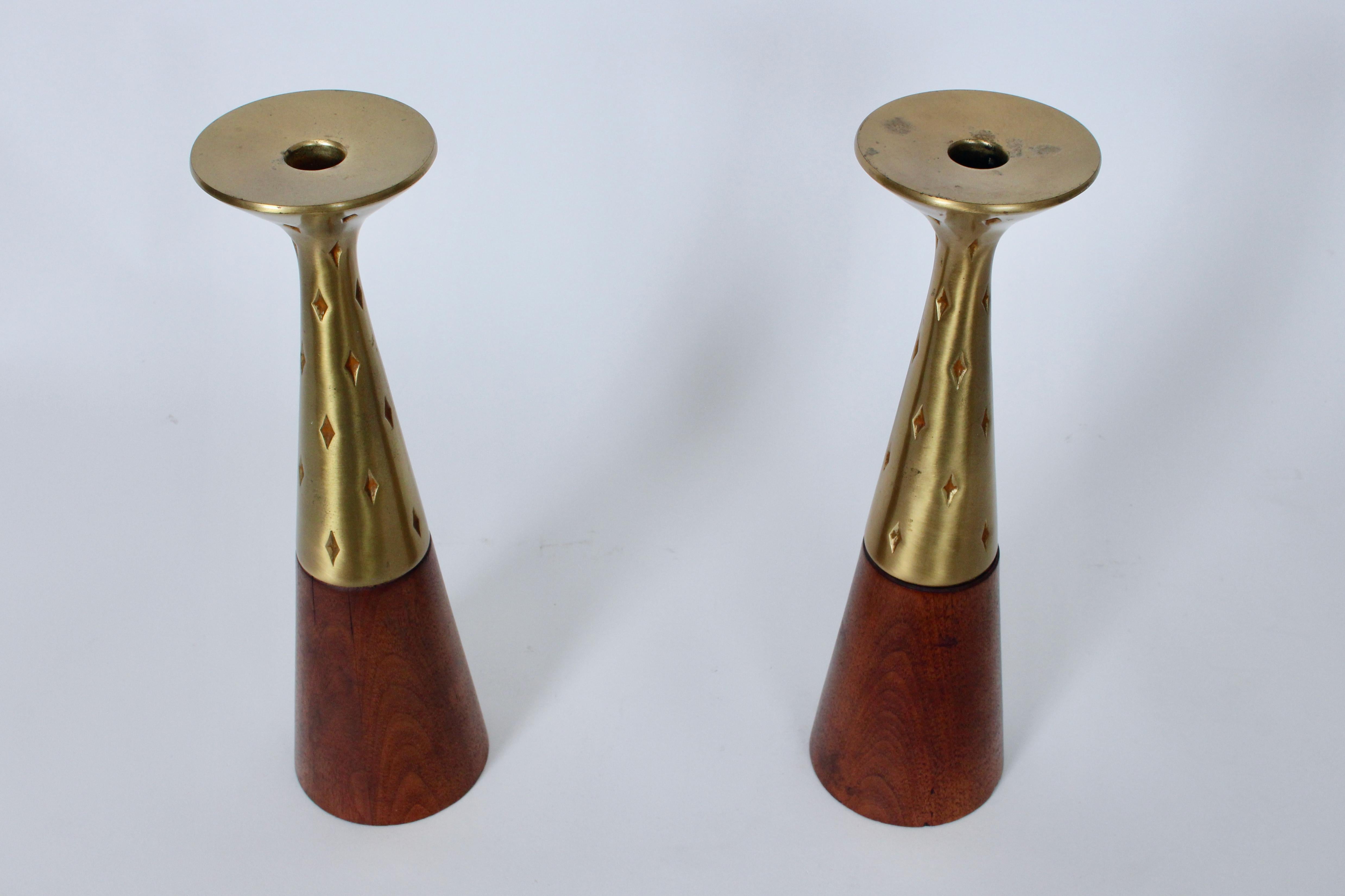 Americano Coppia di candelieri in ottone e noce di Tony Paul per Westwood Chadwick, anni '50 in vendita