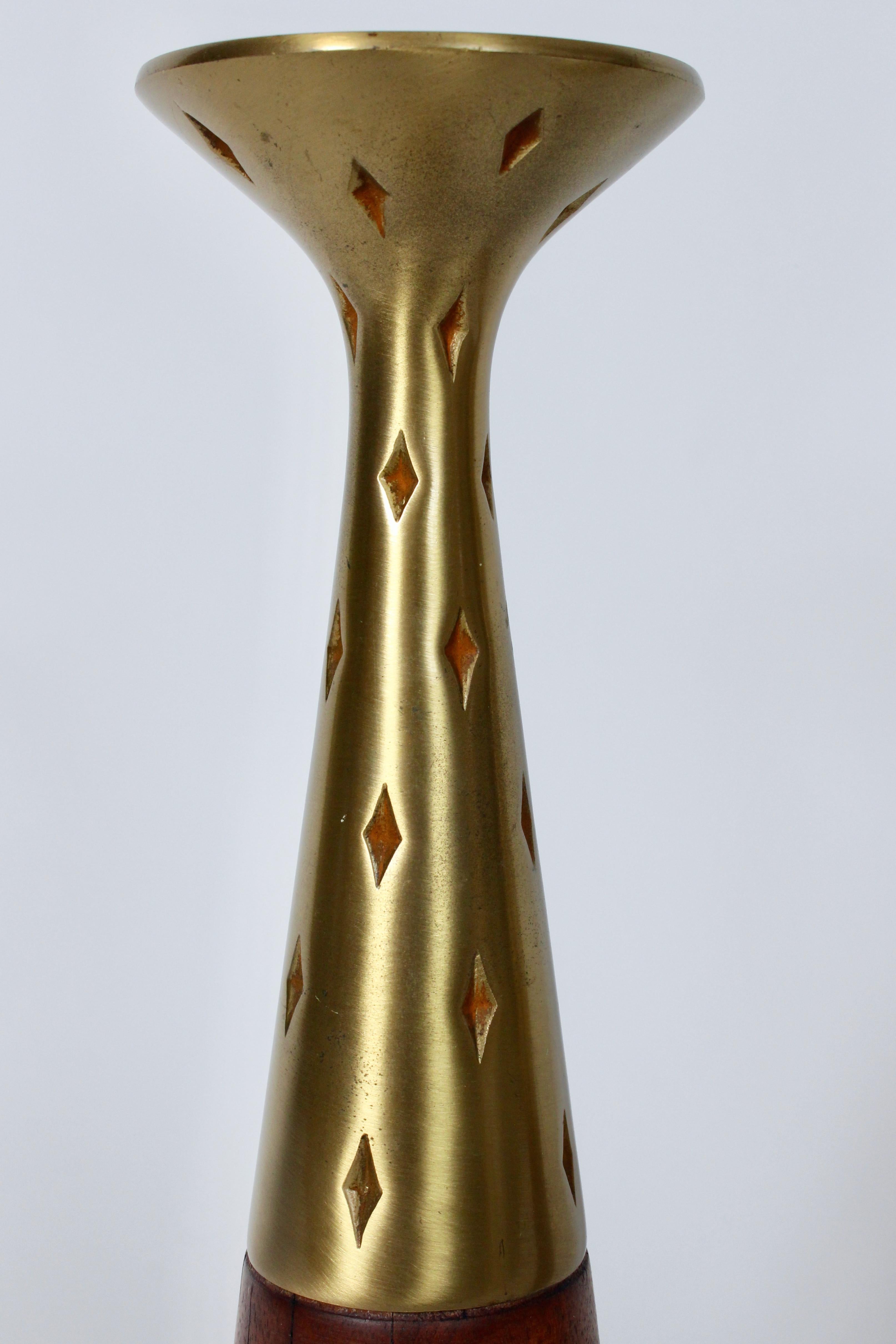 Coppia di candelieri in ottone e noce di Tony Paul per Westwood Chadwick, anni '50 In condizioni buone in vendita a Bainbridge, NY
