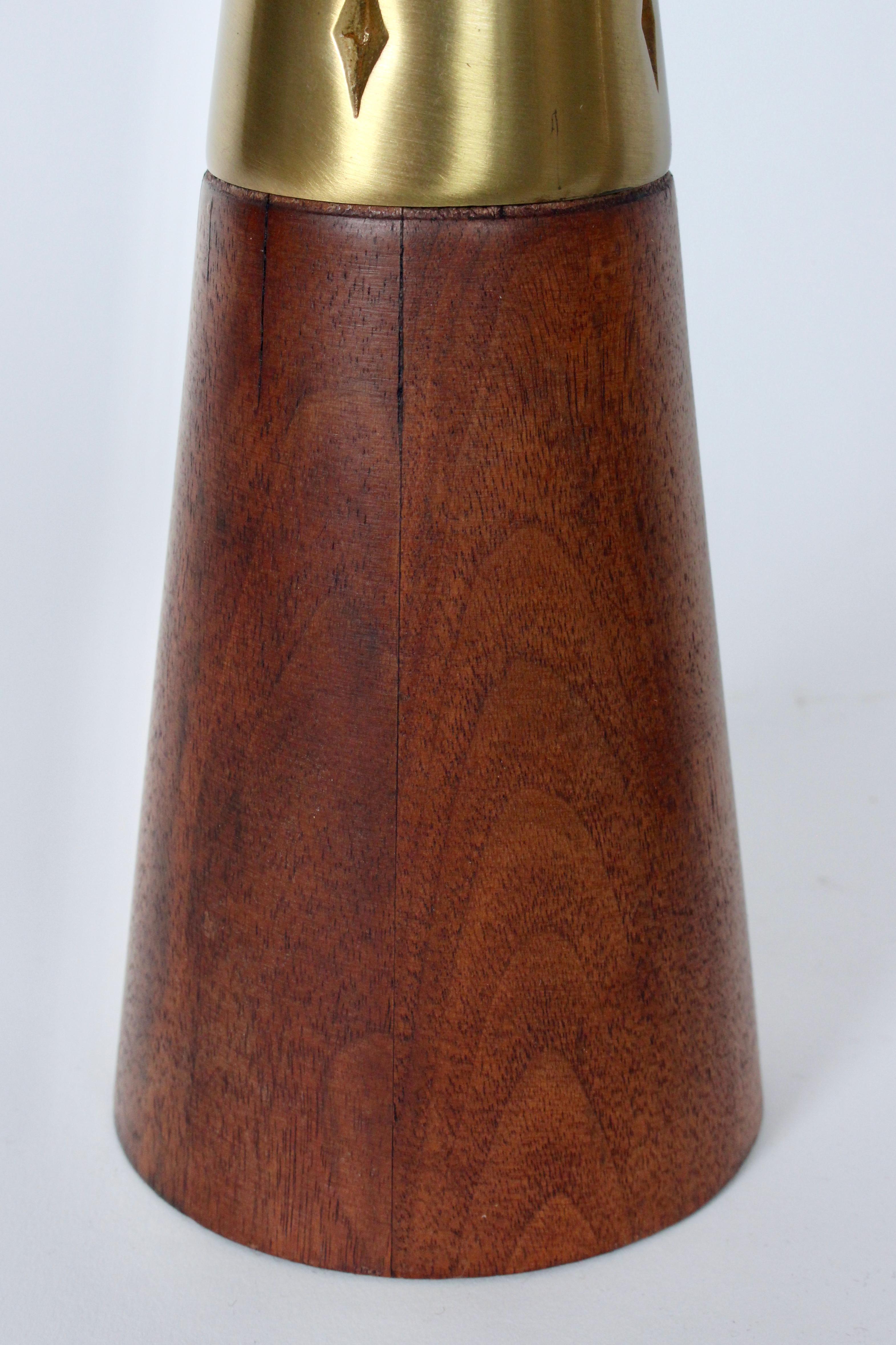Metà XX secolo Coppia di candelieri in ottone e noce di Tony Paul per Westwood Chadwick, anni '50 in vendita